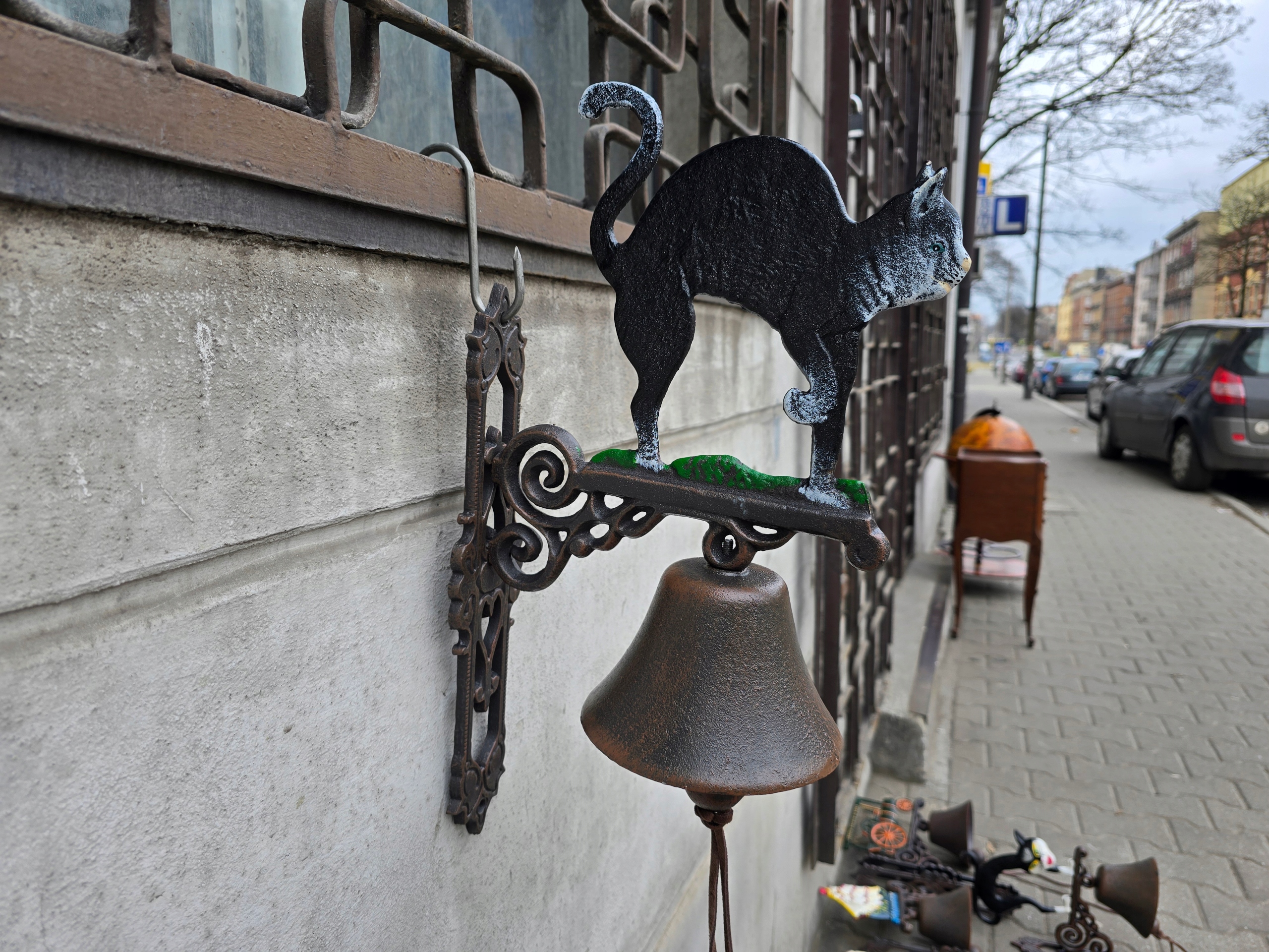 Żeliwny dzwon kot na trawce