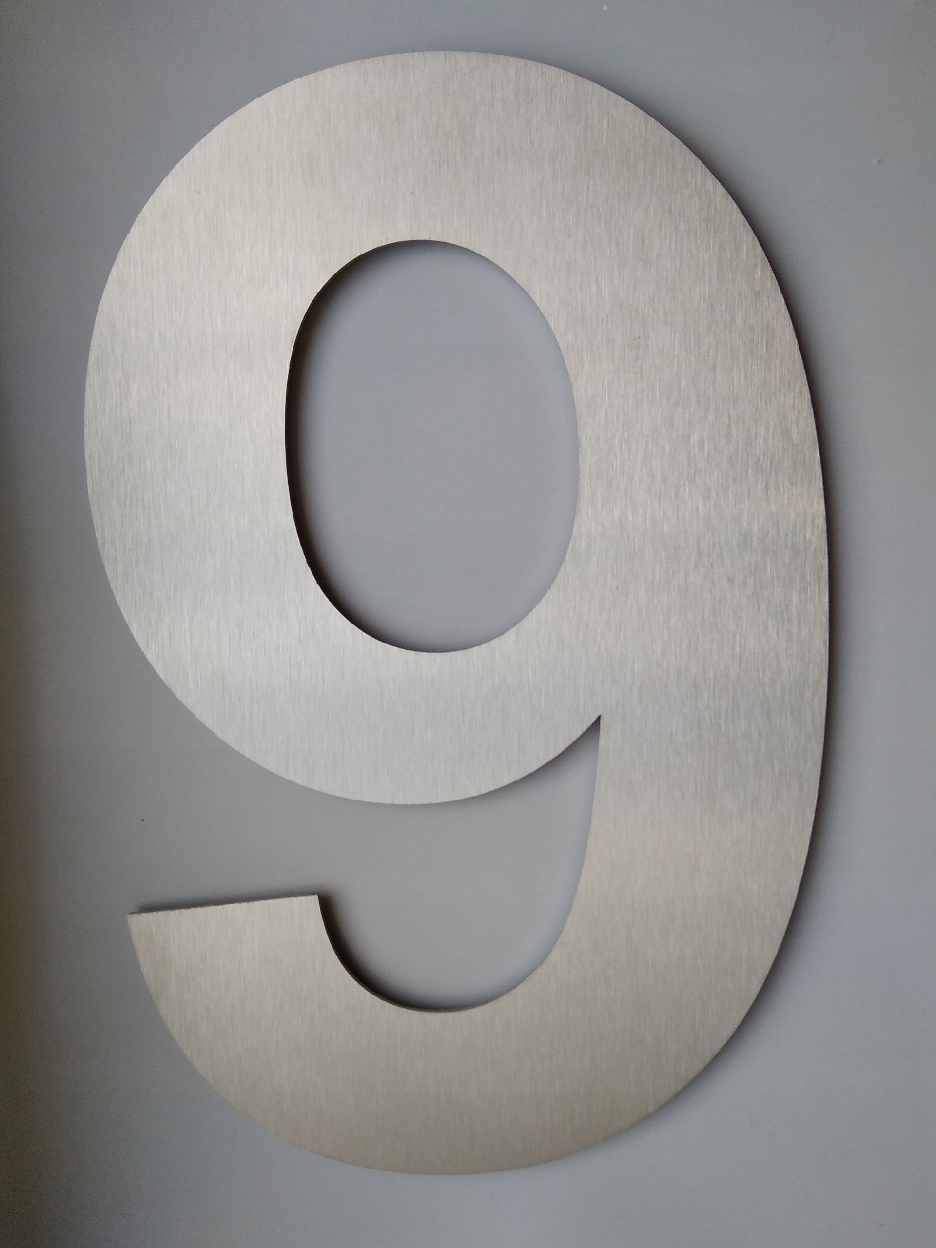 TABLICZKA NUMER NA DOM ARIAL 20cm „9” NIERDZEWNA Kod producenta 002