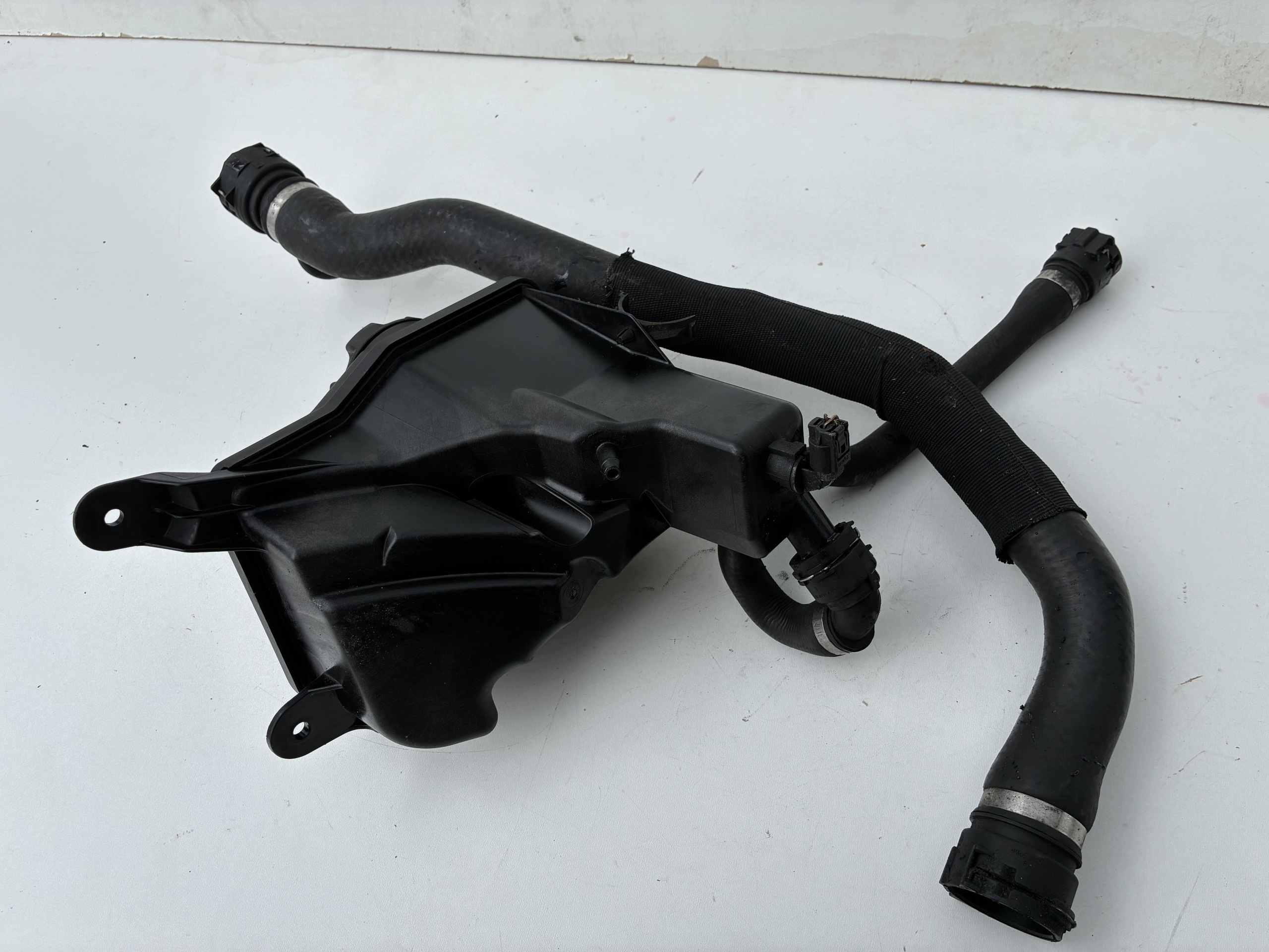 Scheibenwaschbehälter des Wassers BMW E90 E91 E92 E87 E81 E82 N47 M47 2.0D N57 M57