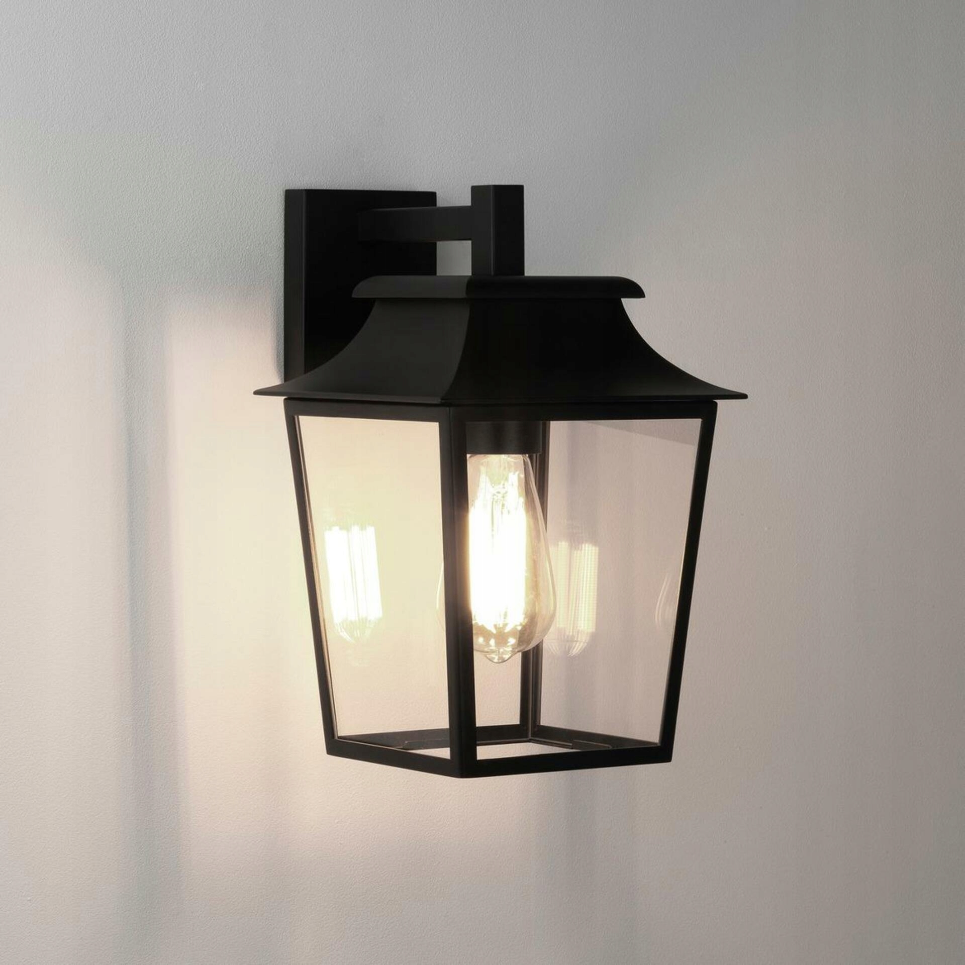 Vonkajší nástenný lampáš Astro Richmond 200 E27, čierna, IP23, 60W
