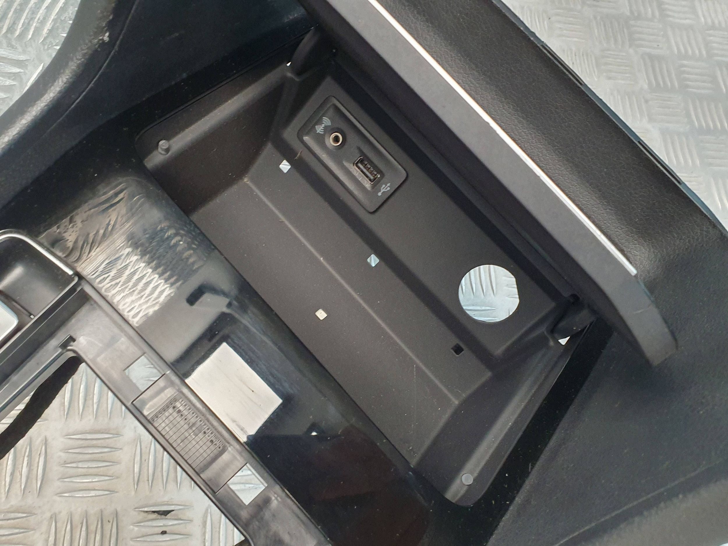 TUNEL armrest control panel 517863241B GOLF VII SPORTSVAN