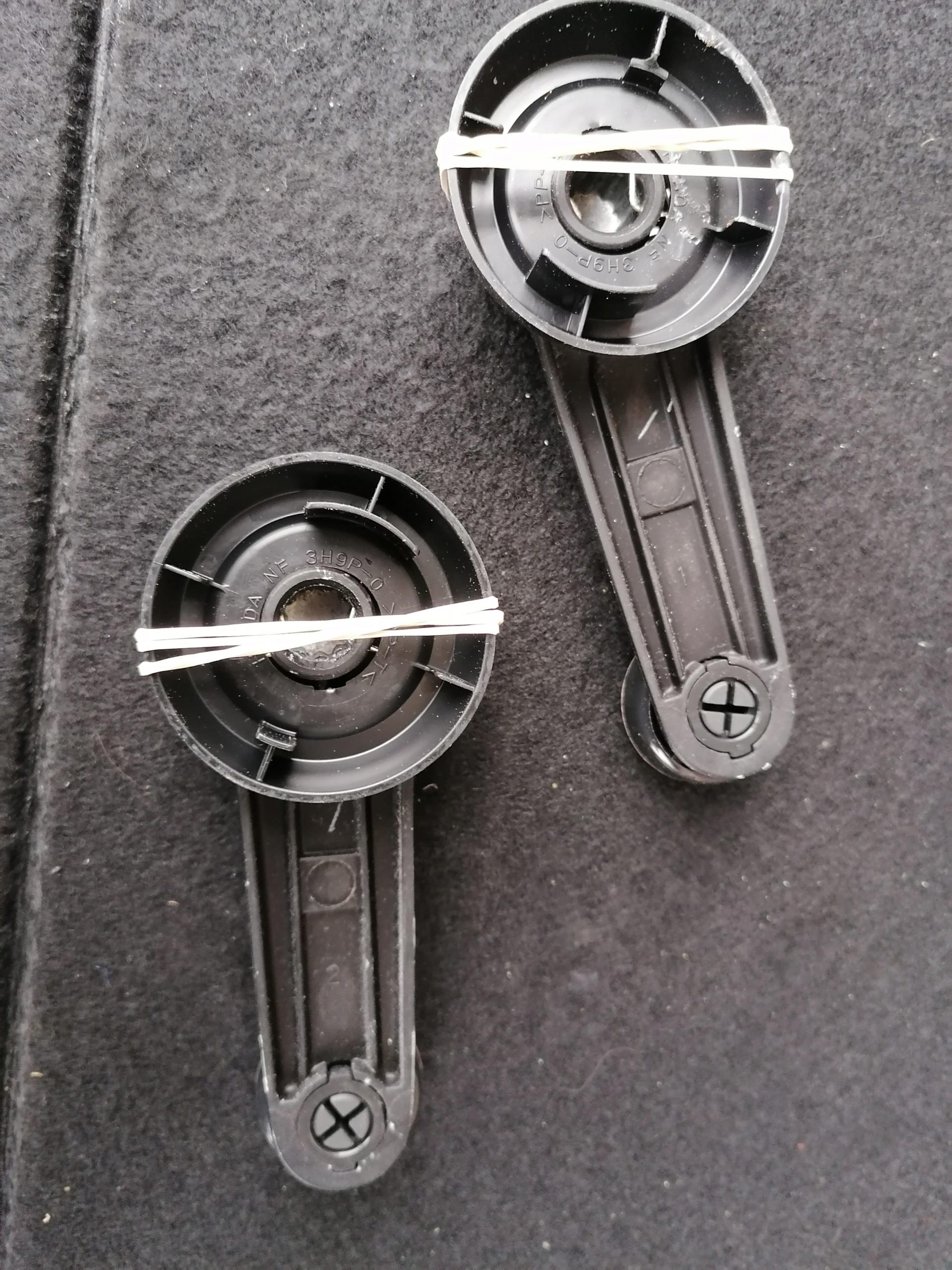 KORBKA OTWIERANIA SZYBY szyba KLAMKA uchwyt Honda Jazz III 2008-2014 Producent części Honda OE