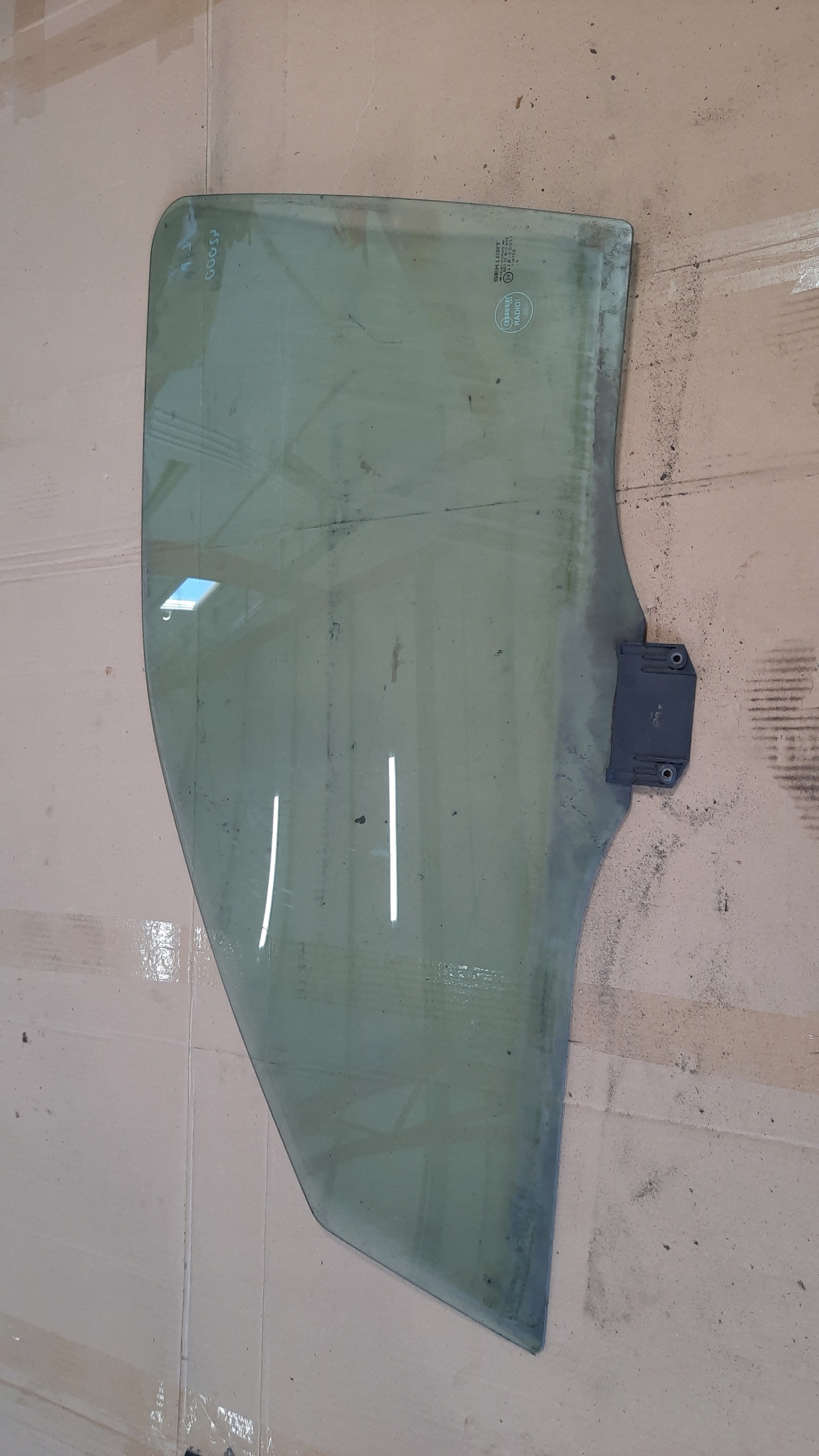 SZYBA DRZWI LEWY PRZÓD FORD MONDEO MK2 97R SEDAN