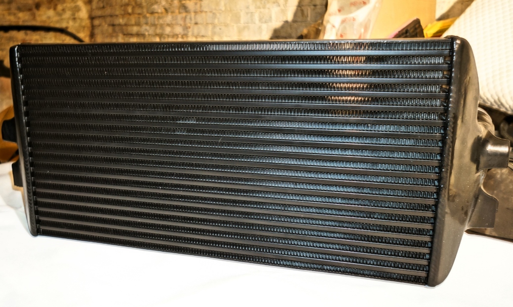 Performance intercooler czarny do BMW F10/F11 518-535d 143-313KM Producent części Inny