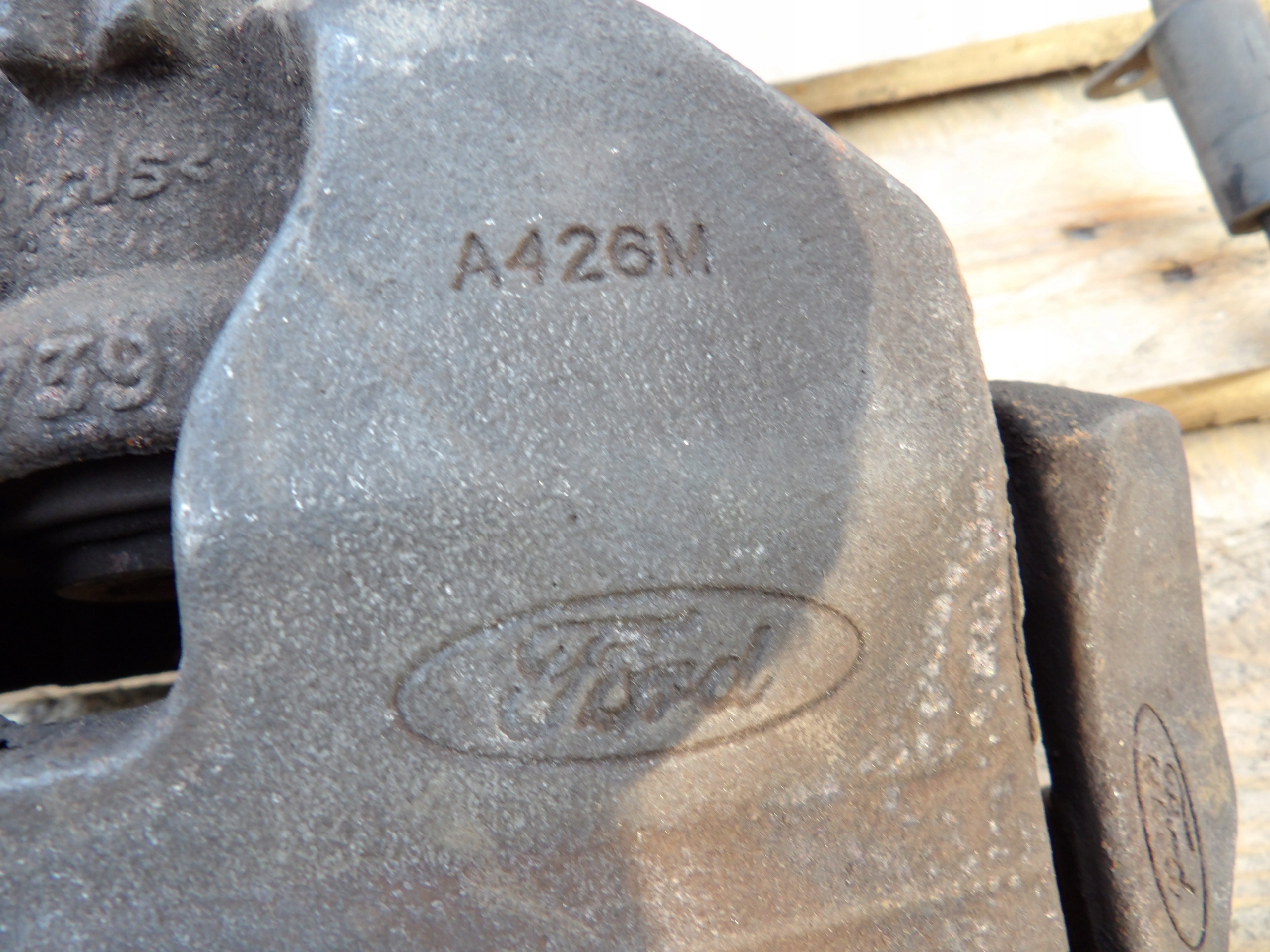 FORD KUGA MK2 třmen brzdový levý předek