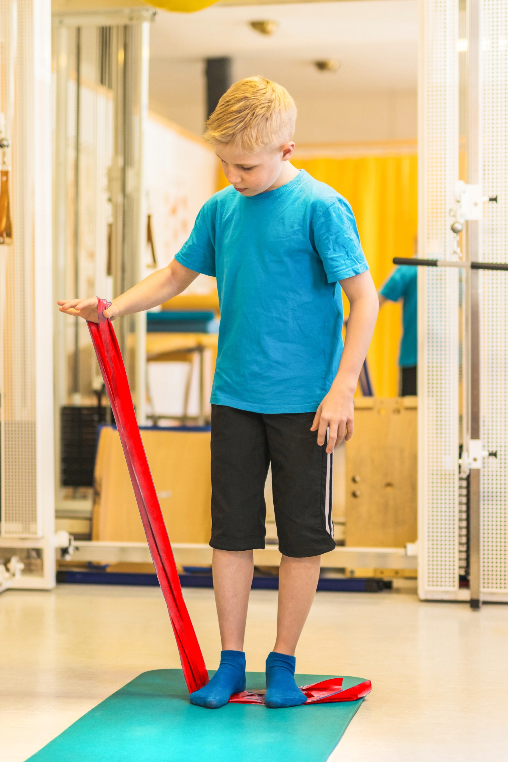 TAŚMA GUMA REHABILITACYJNA OBCIĄŻENIE WYTRZYMAŁA FLAT BAND 2M OPÓR 2/7 Kolor dominujący pomarańcze i czerwienie