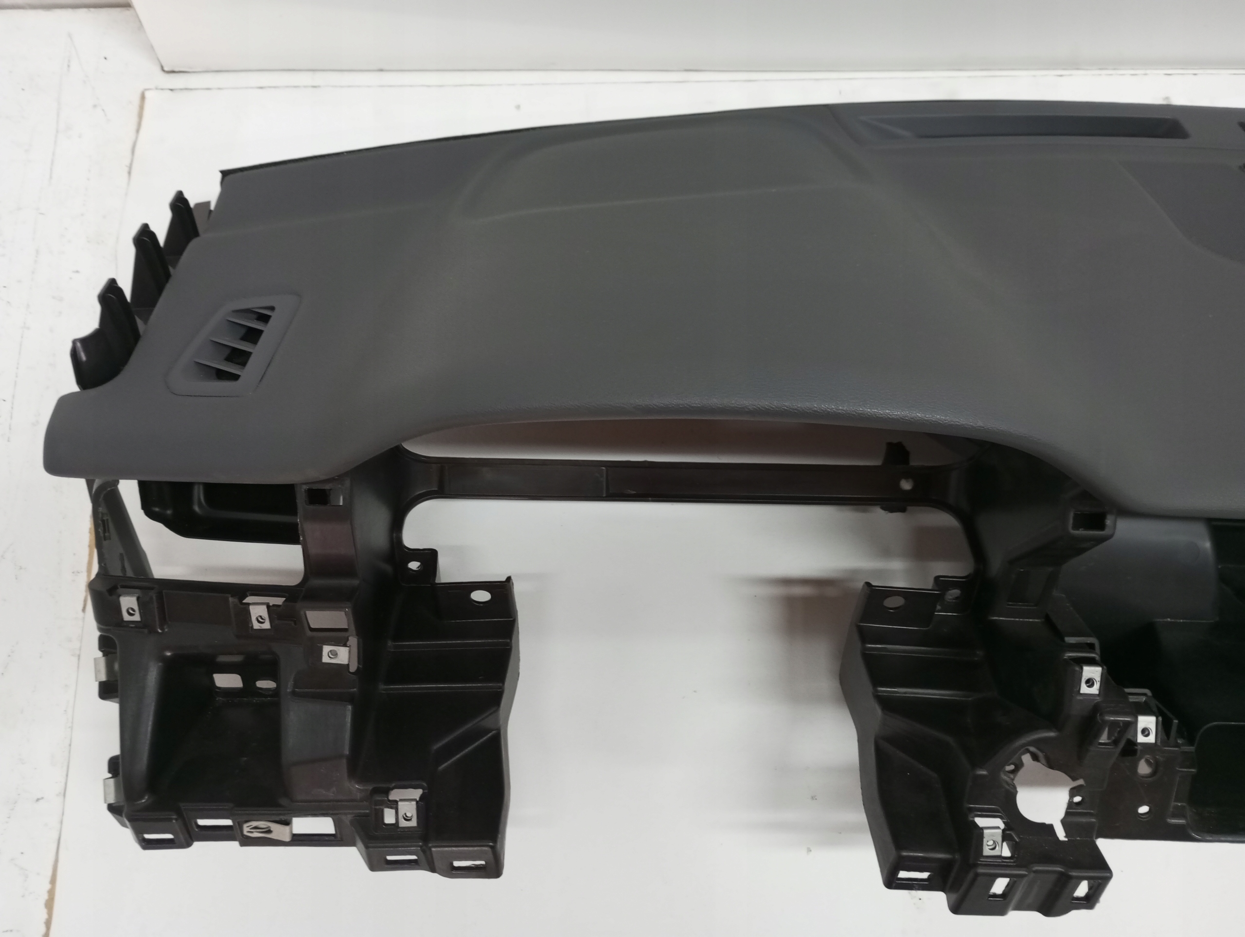 dashboard console pulpit Land Rover Discovery Sport unprotected damag.