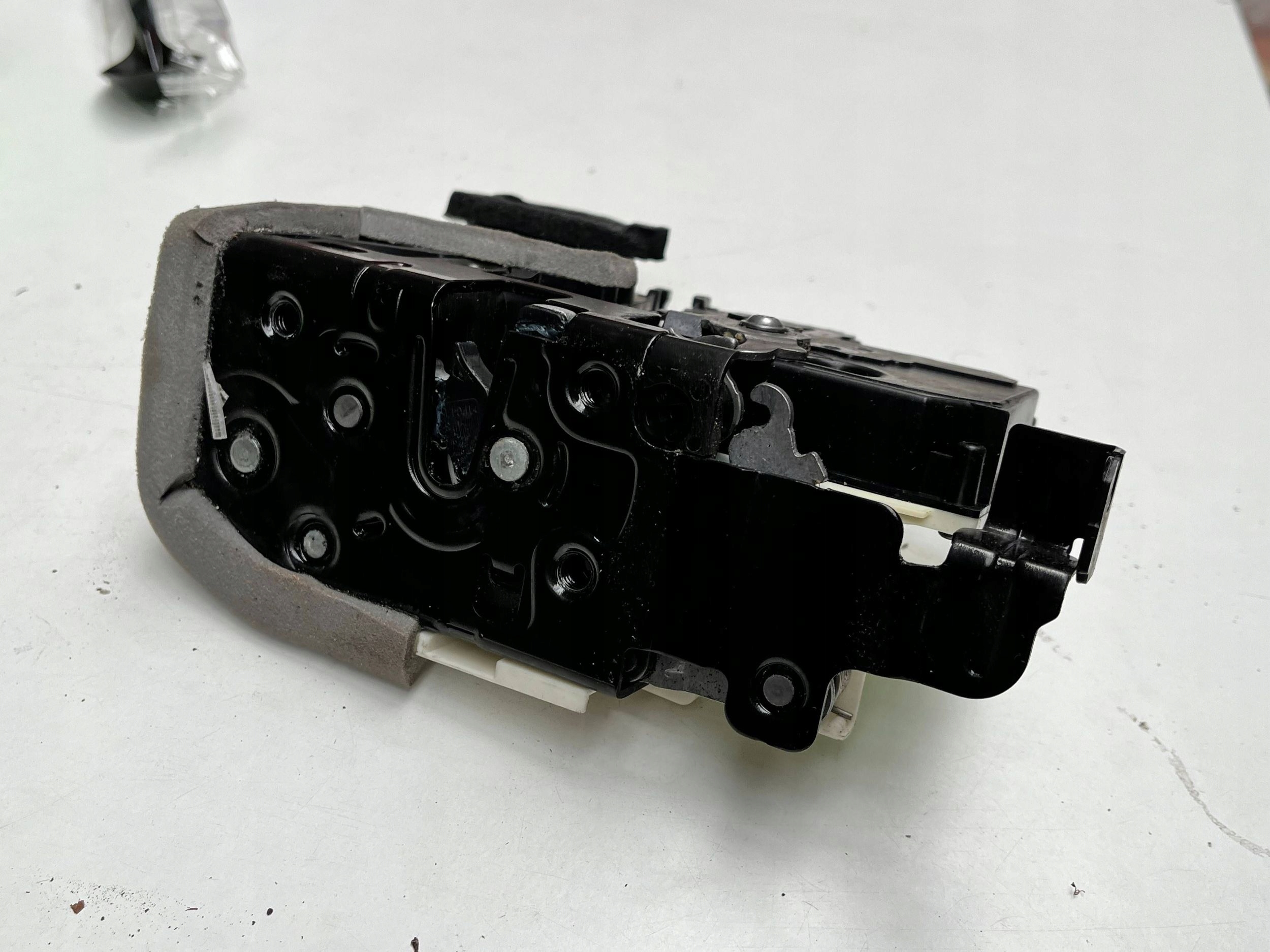 AUDI A6 C8 lock door left rear part 4K0839015R !J