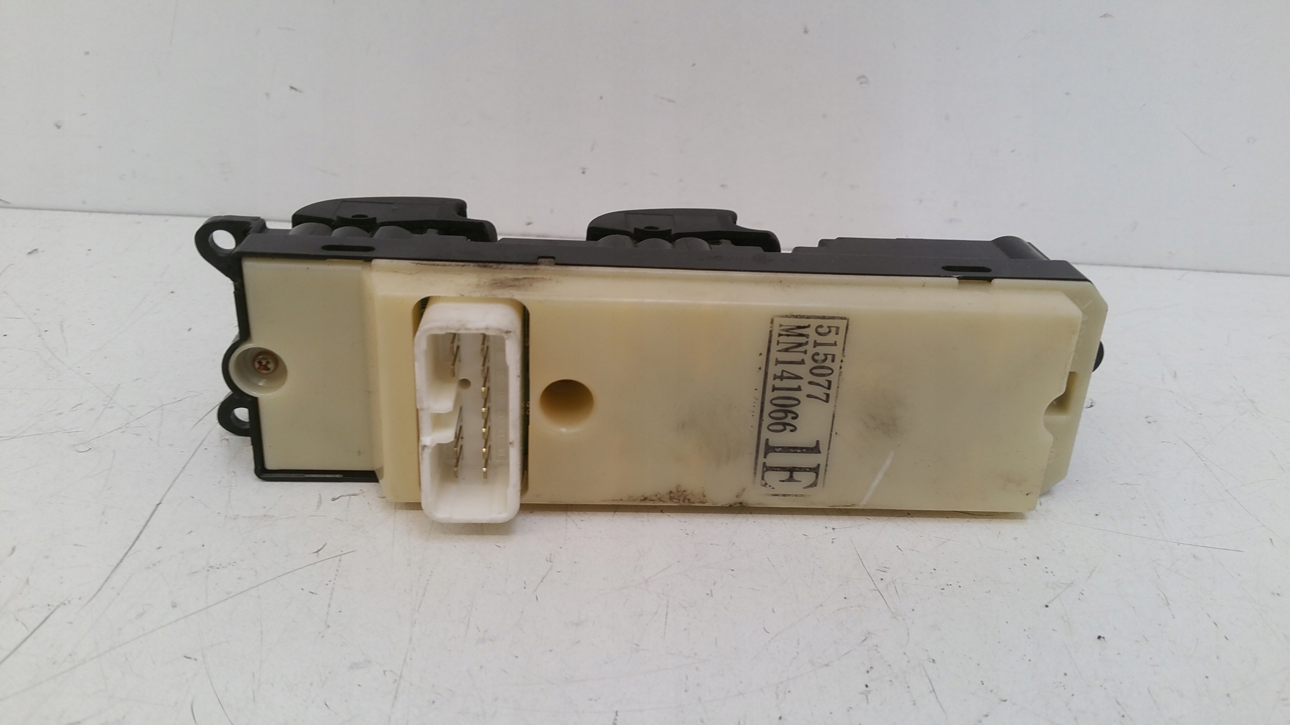 Panel okna MN141066 Mitsubishi Grandis