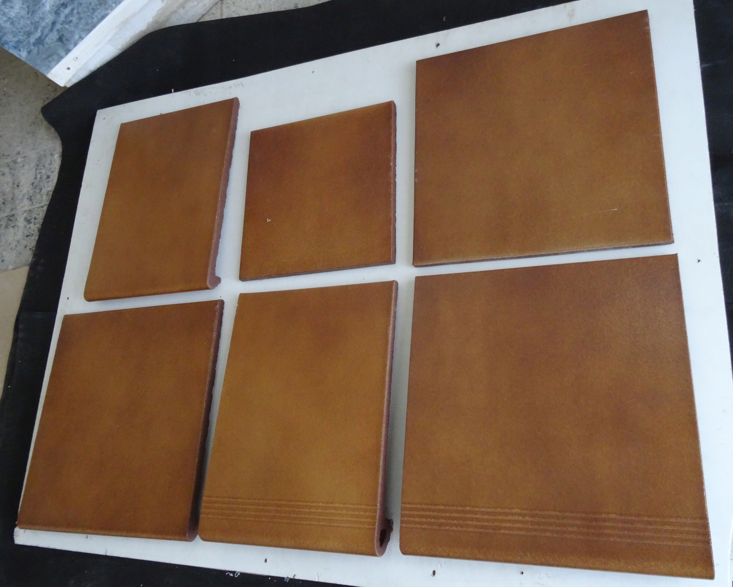 SCHODY ZEWNĘTRZNE Z ROWKAMI STOPNICE OD RĘKI BRĄZ KLINKIER HISZPAŃSKI BIZ Format prostokątny