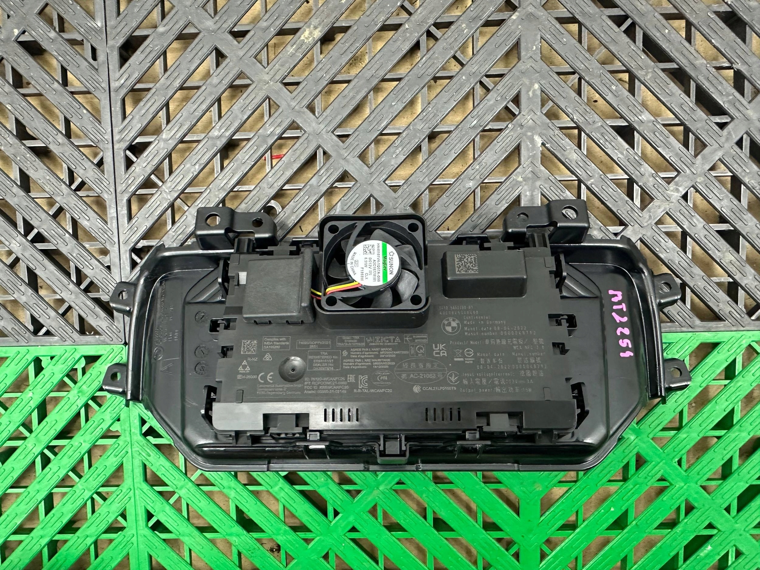 Ladowarka indukcyjna BMW X1 U11 5A623B0