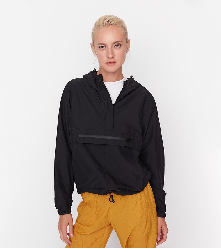 Trendyol Černá Softshellová Bunda S Kapucí Pro Boky 34 6FA