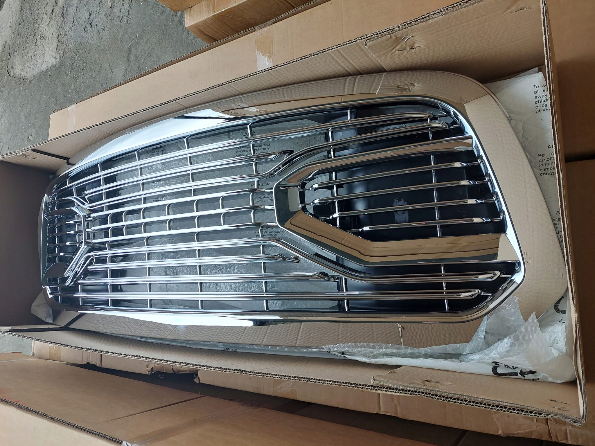 ATRAPA GRILL PEŁEN CHROM LIMITED + LOGO RAM DODGE RAM 1500 2013-2018 Numer katalogowy części 6NM18SZ0AA