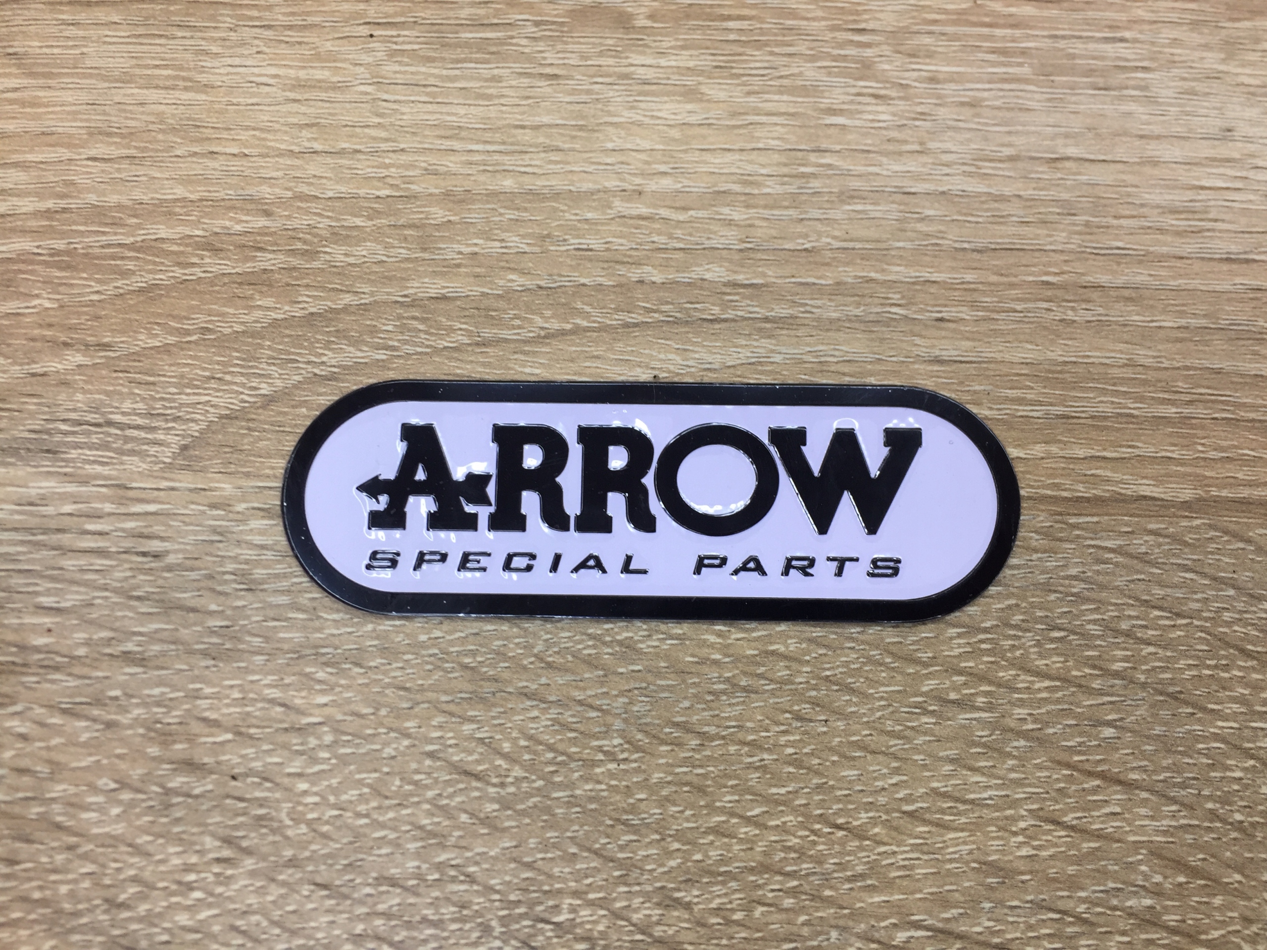 NAPIS LOGO NALEPKA EMBLEMAT ALUMINIOWY DO ARROW NAKLEJKA NA WYDECH Numer katalogowy części ALUMINIOWA