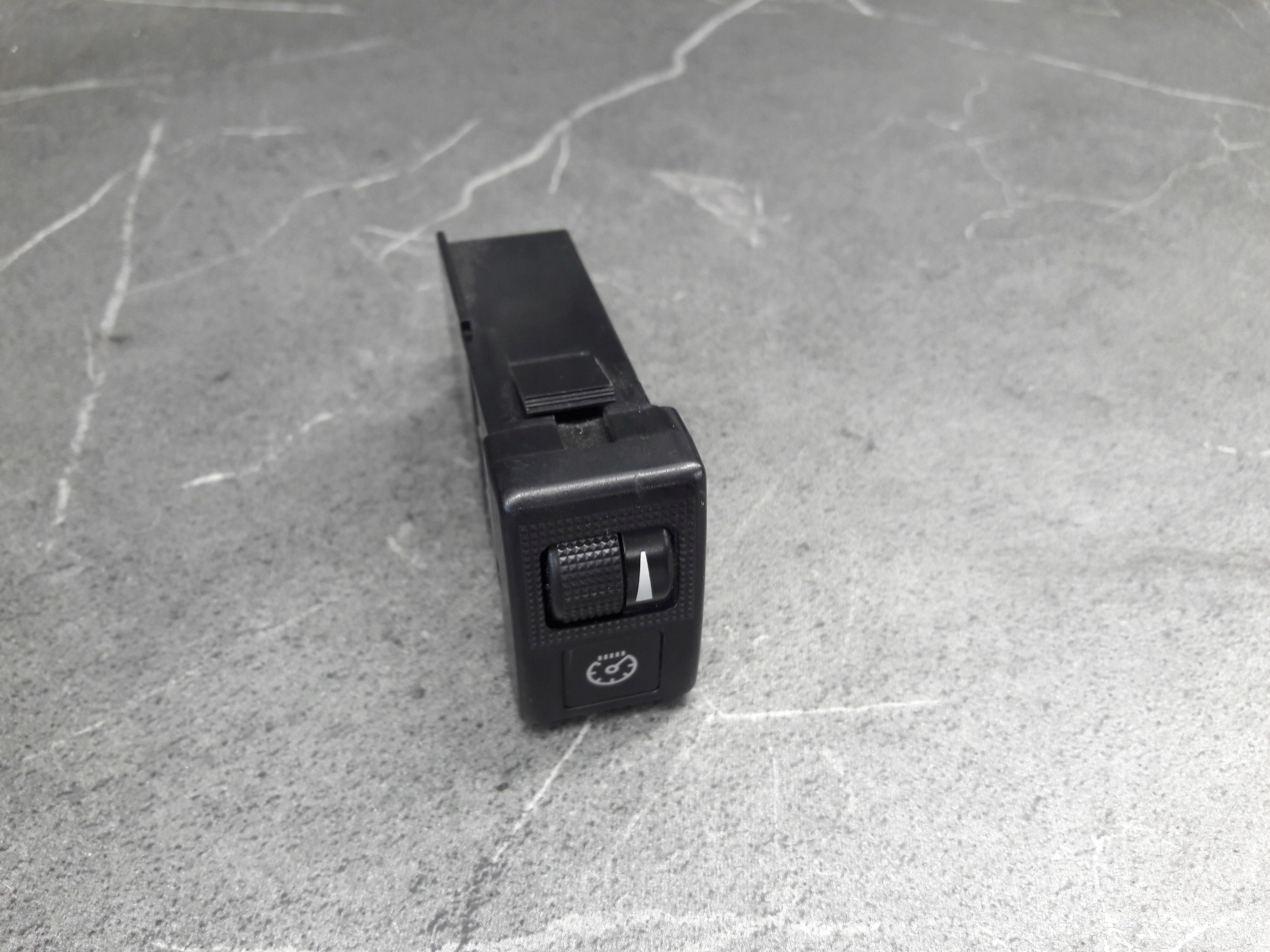 przelacznik OSWIETLENIA LICZNIKA MAZDA 6 Typ samochodu Samochody osobowe