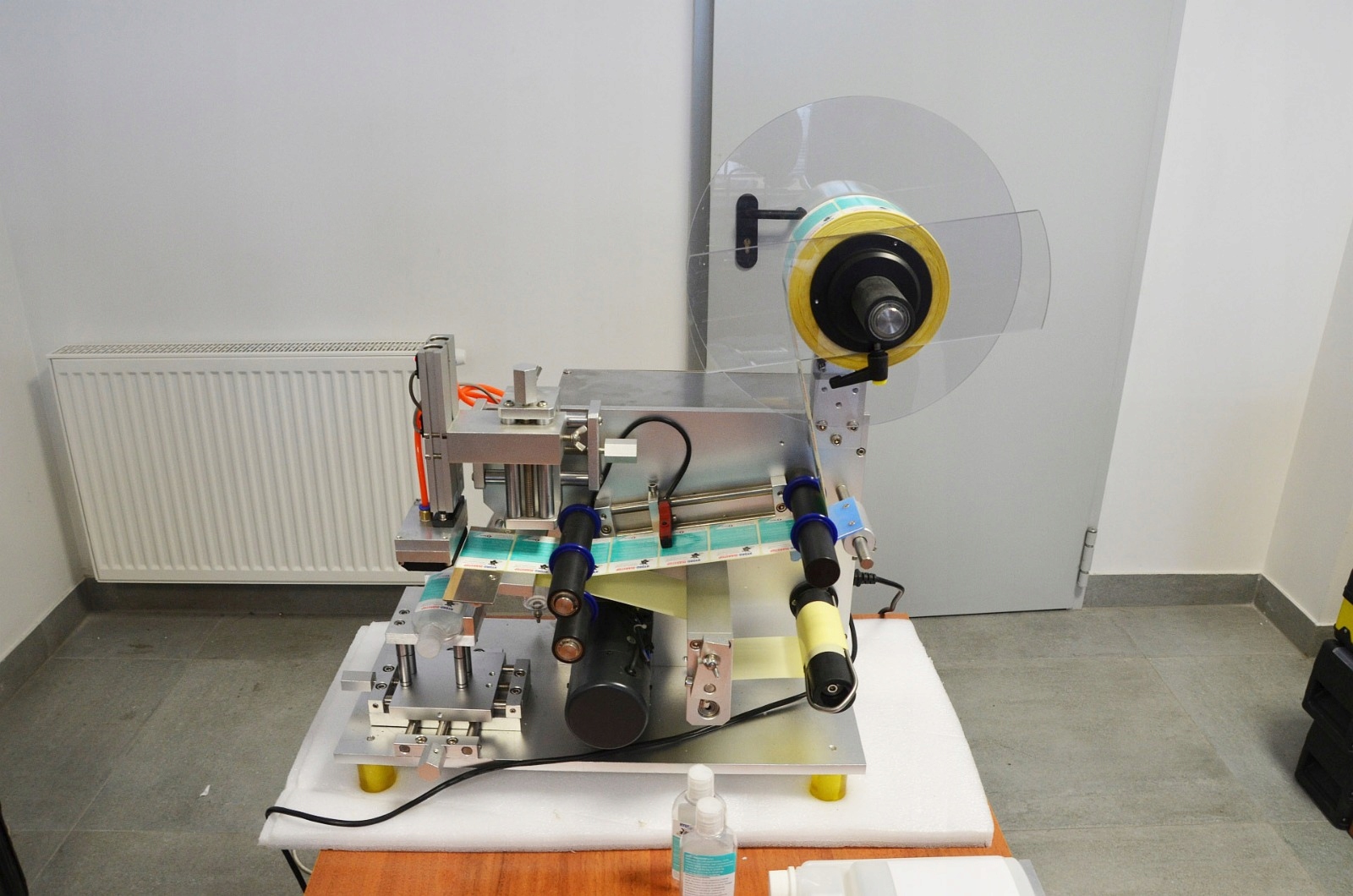 PÓŁAUTOMATYCZNA ETYKIECIARKA DO BUT. PŁASKICH EMP Model EMP