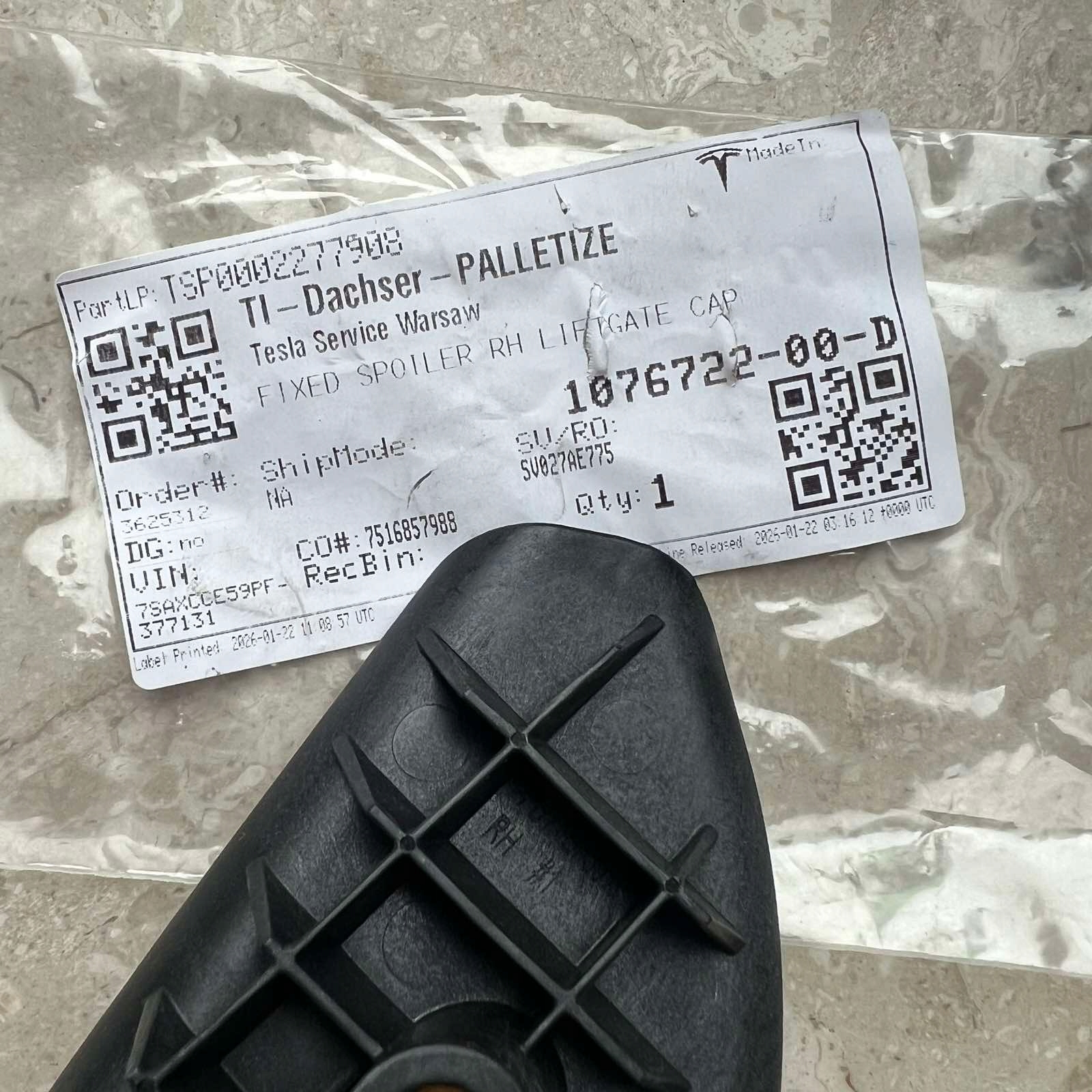 TESLA X holder console stand SPOJLERA right 1076722-00-D new
