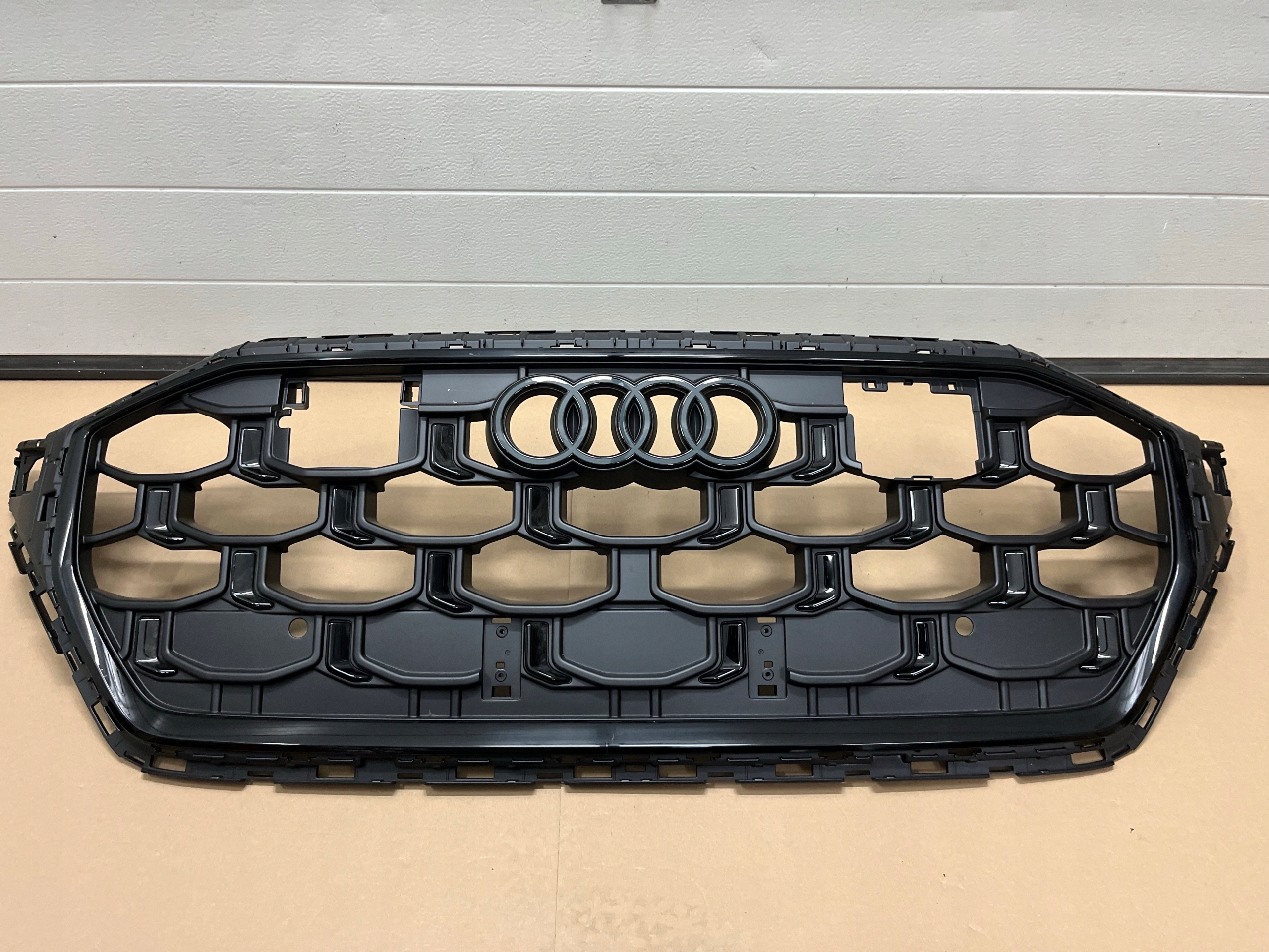 GRILL AUDI Q8 4M8 LIFT 2024 4M8853651 ATRAPA ZDERZAKA AUDI Q8 LIFT Wersja Europejska