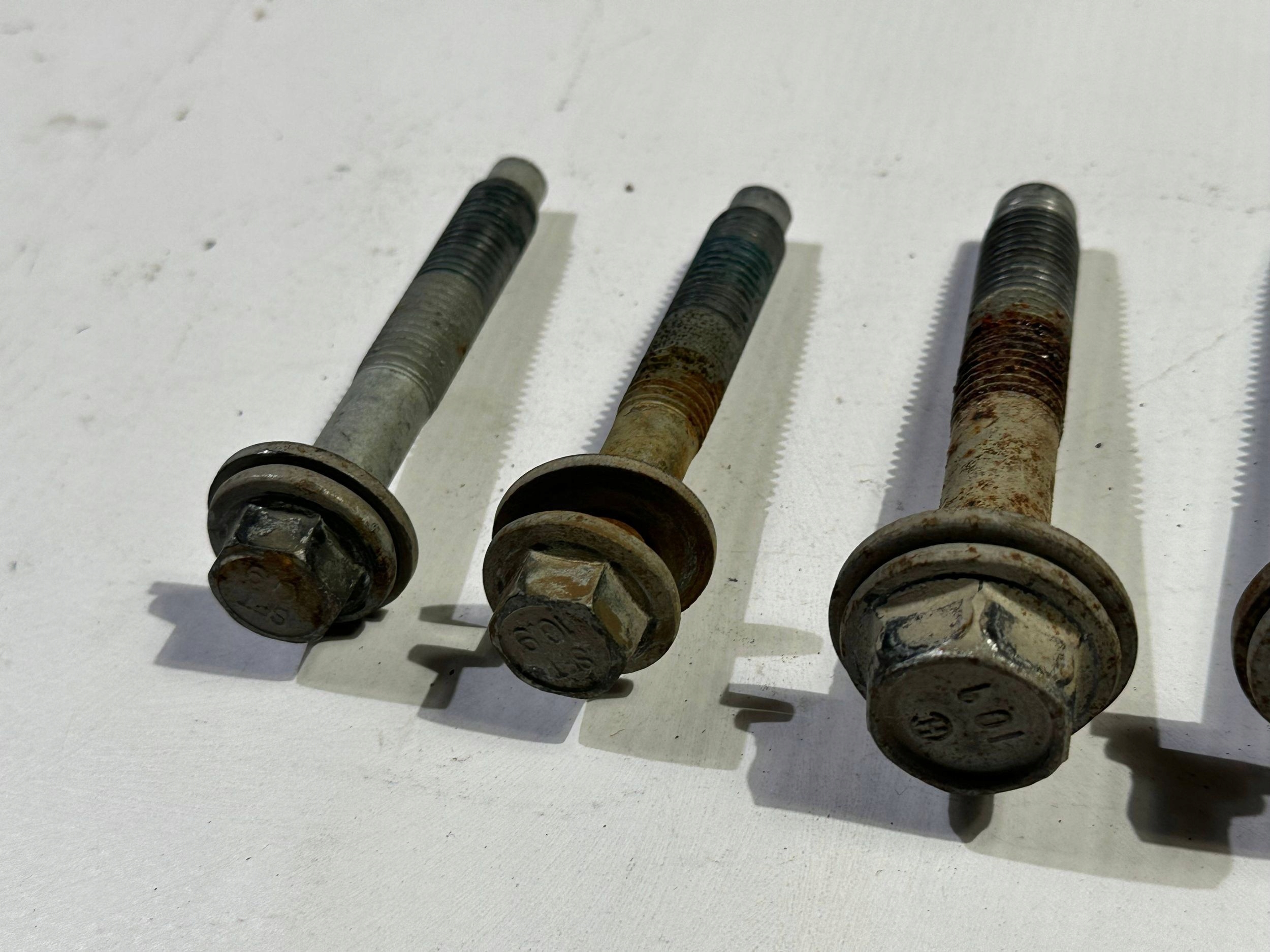 screw screws sanek wozka siders front przednich Ford Explorer 2020+