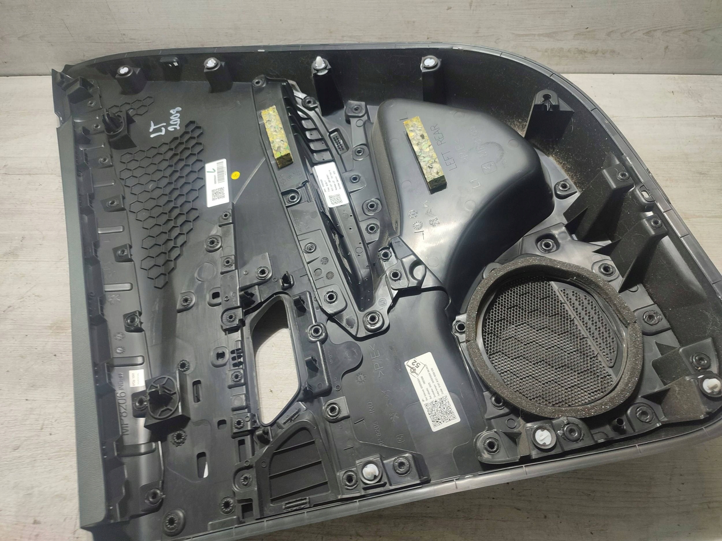 Peugeot 2008 II 2020 rear part side left side / side door tylnych