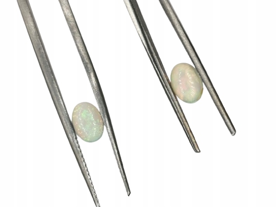 pár opálů bílých etiopských kabošonů 1,32 karát 7 mm x 5 mm