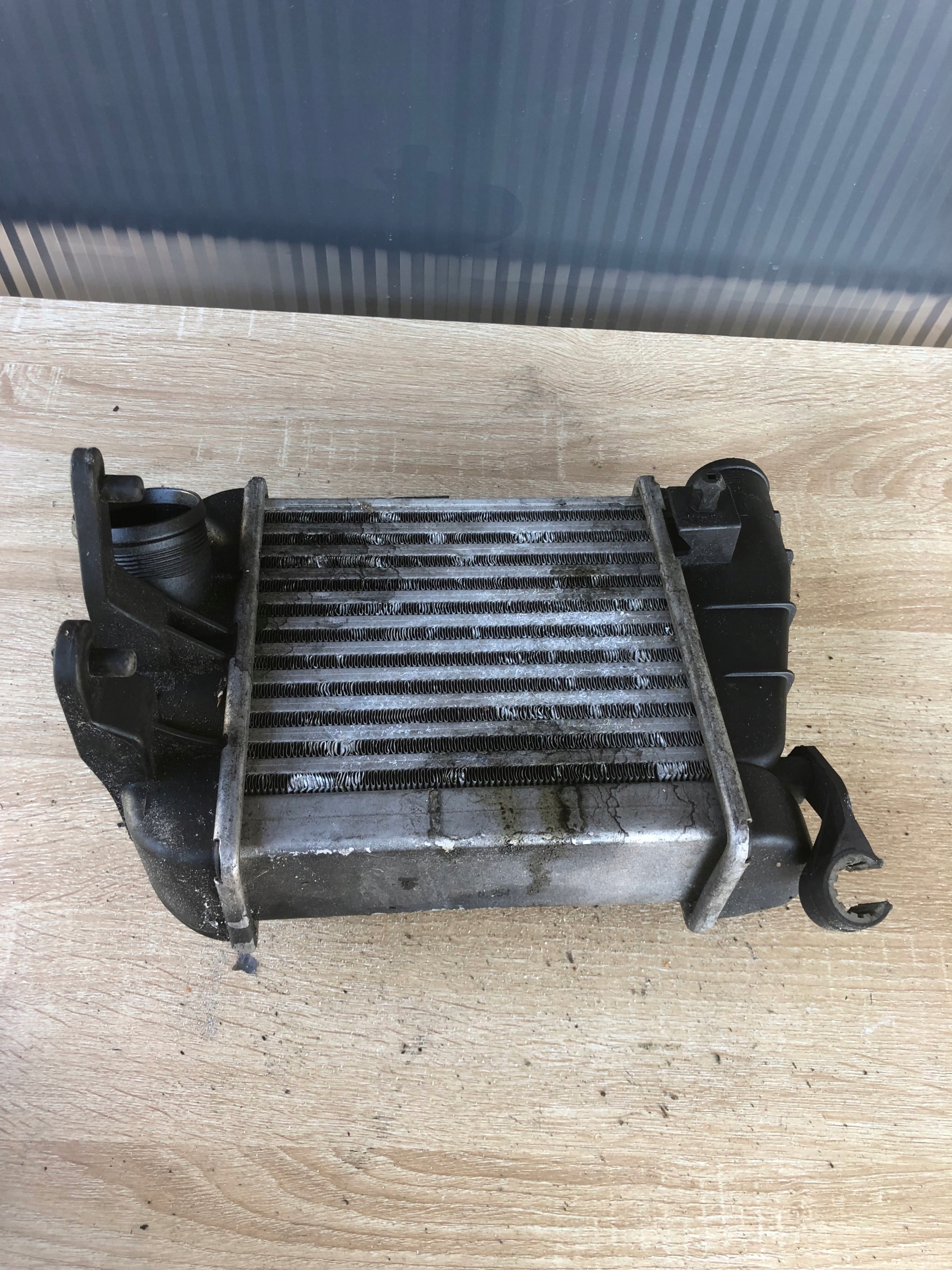 interkuler lijevi AUDI A4 B7 8E0145805AD