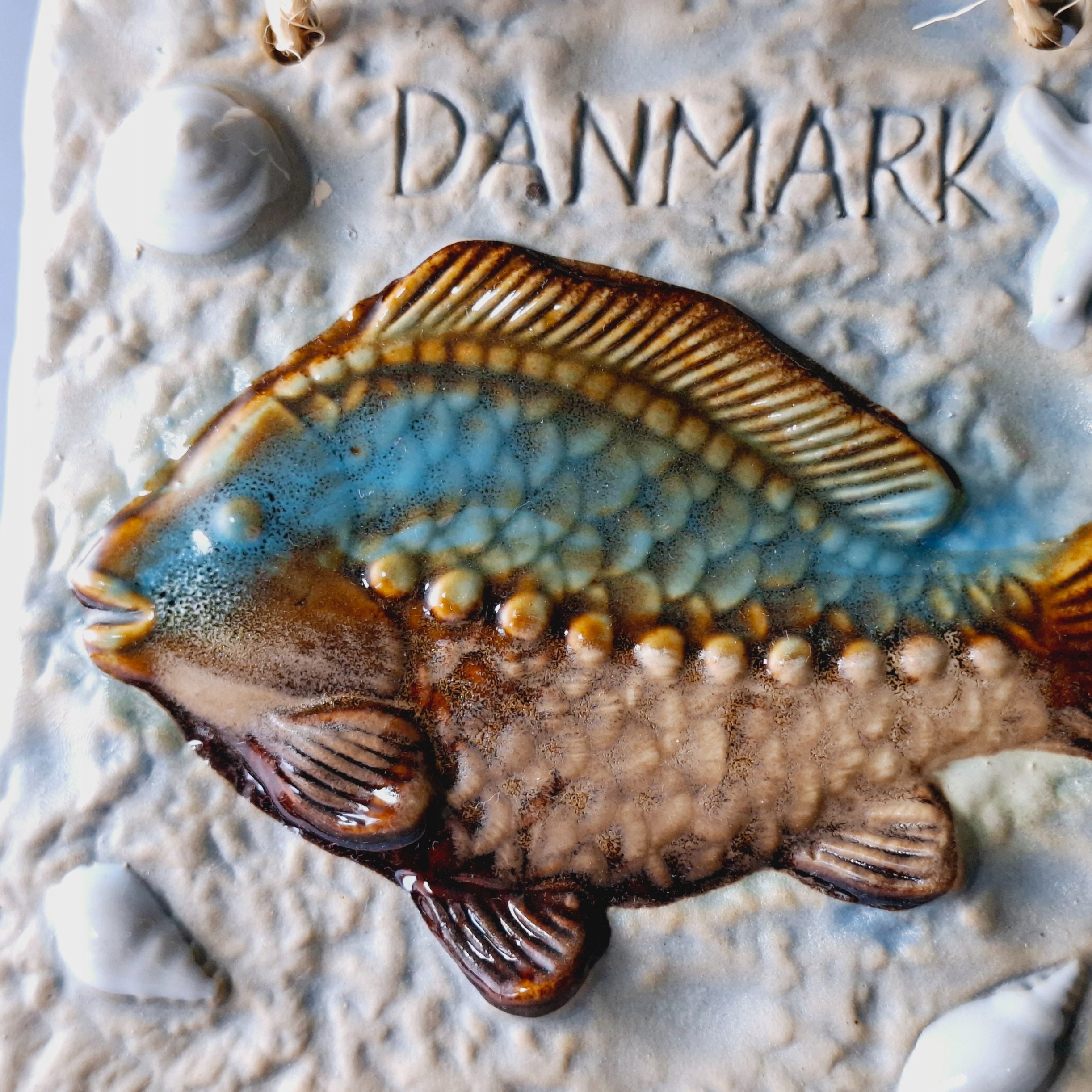 Дания бляшка барельеф керамическая подвеска рыба карп