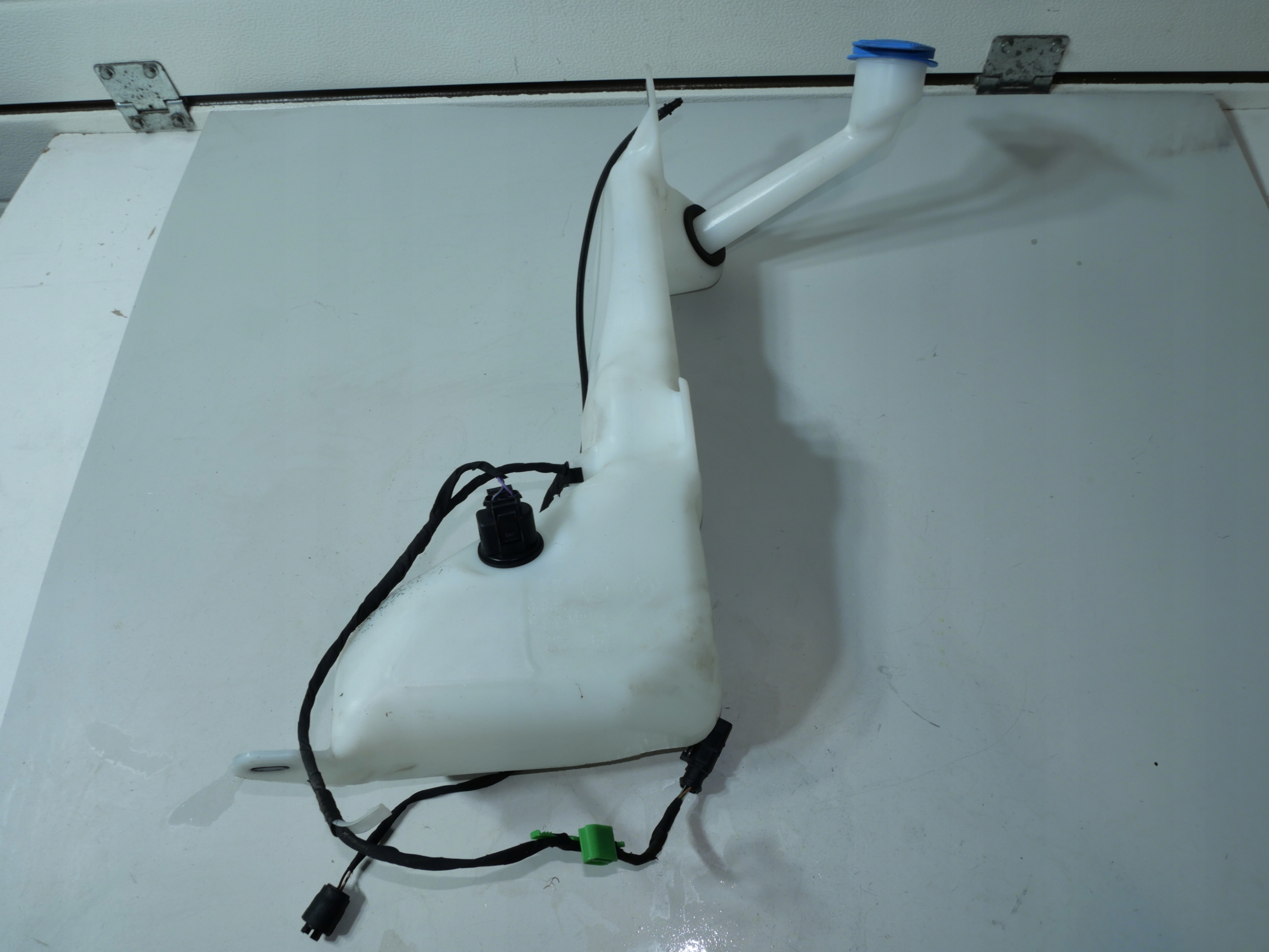 washer fluid tank VW AMAROK 2H0955453D