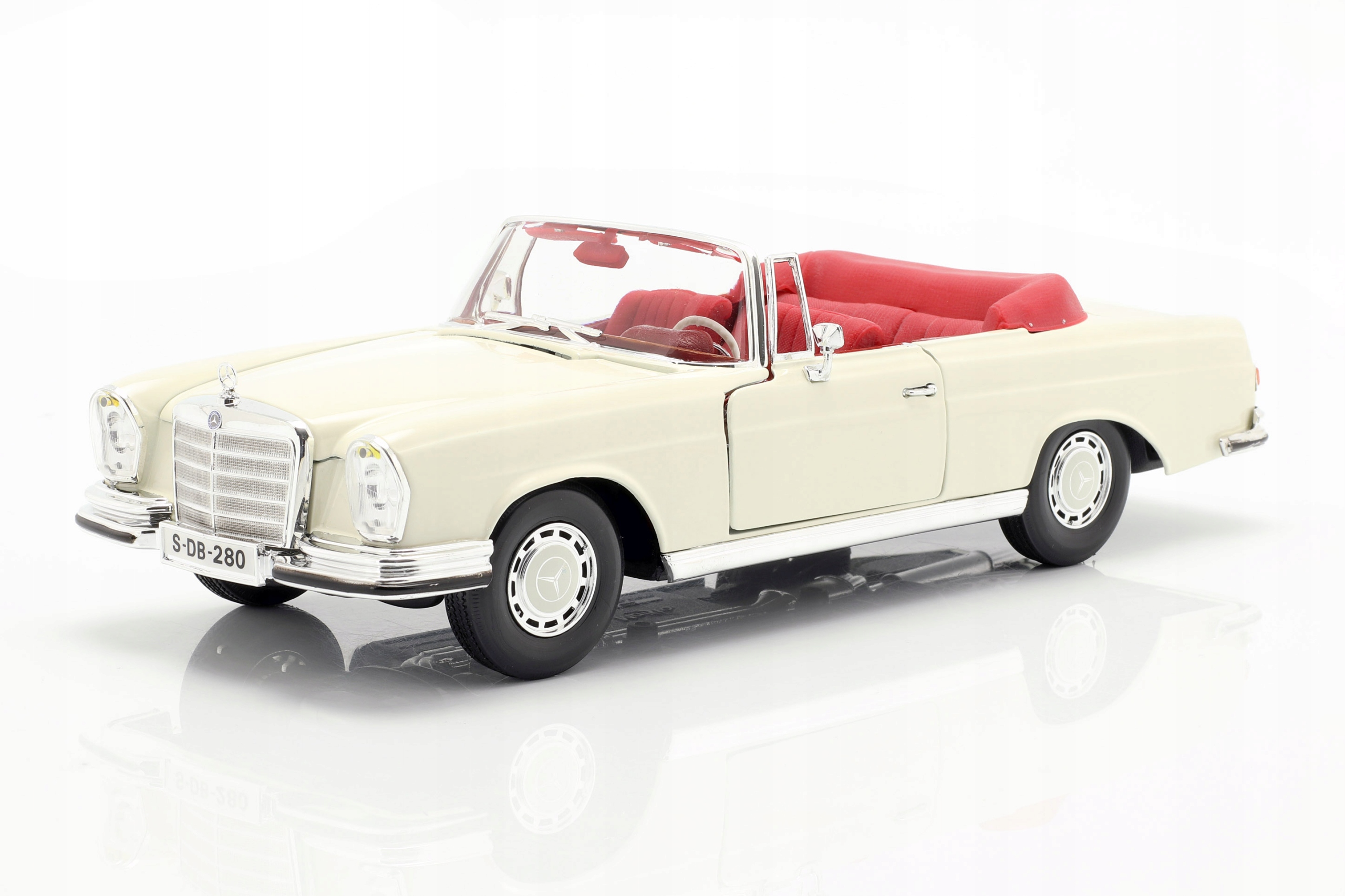 Mercedes-Benz 280 280 (W111) Cabriolet 1967 Maisto 1:18 Model 31811