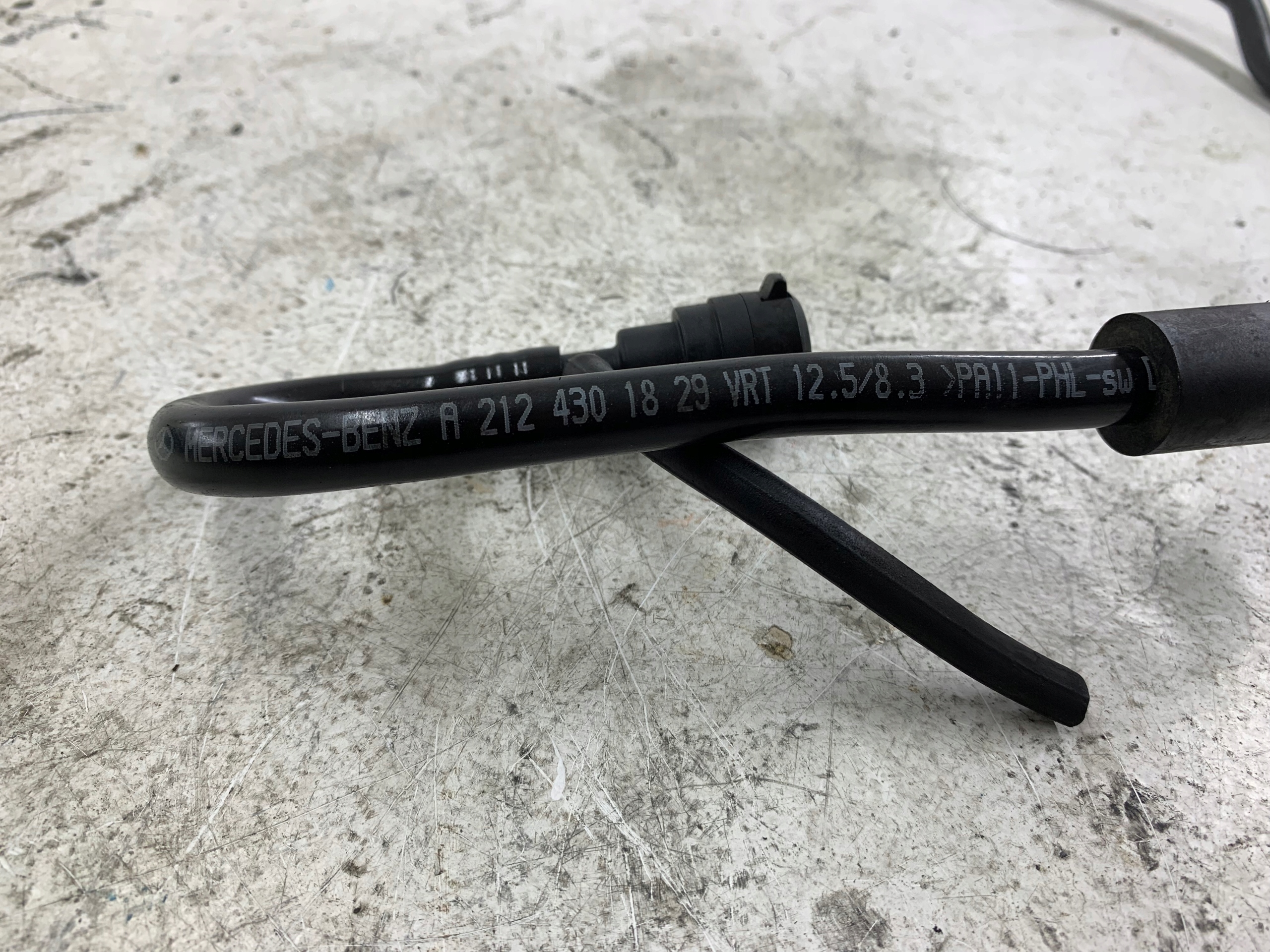 MERCEDES W212 E350 3.0 CDI fuel line A2124301829