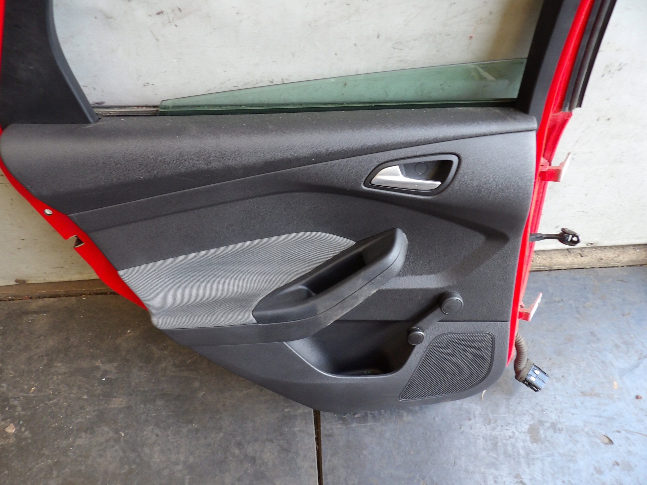 Ford Focus MK3 door rear. left lak. CB kombi