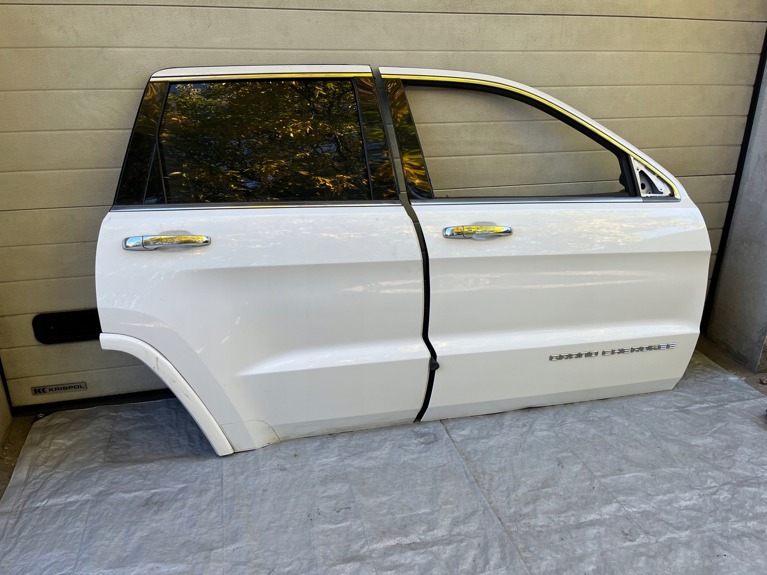 GRAND CHEROKEE WK2 DRZWI PRAWE PRZEDNIE KOMPLETNE Numer katalogowy części Drzwi Przednie PRAwe kpl WK2 SUMMIT