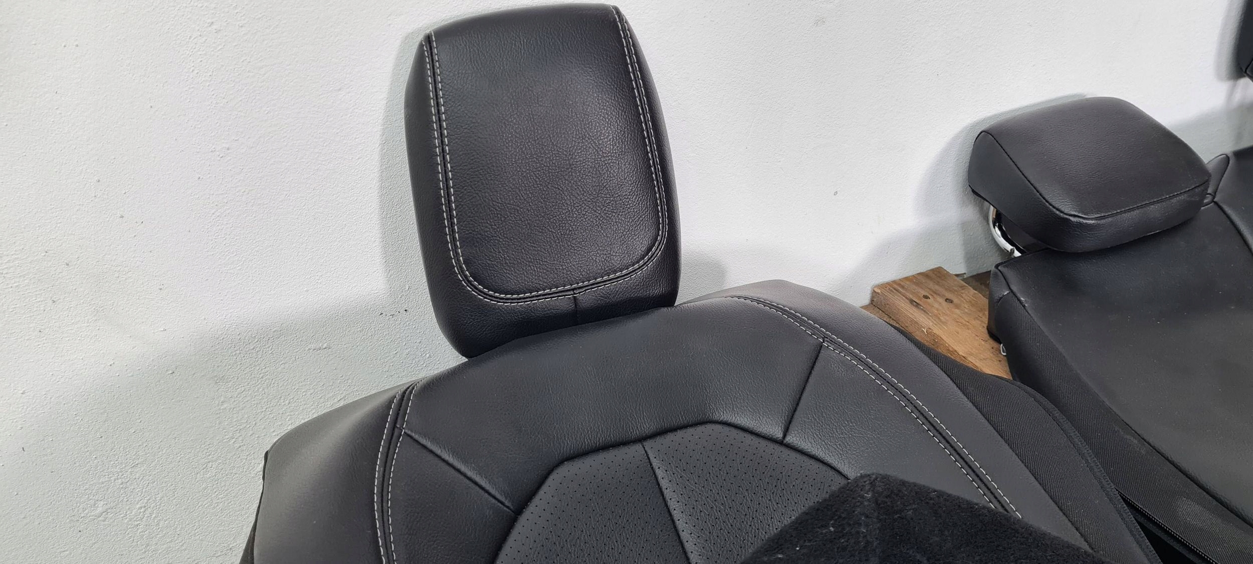 Chrysler Pacifica 2022 lemez üllés bőr 3 RZAD ZAGLOWKI far hátsó