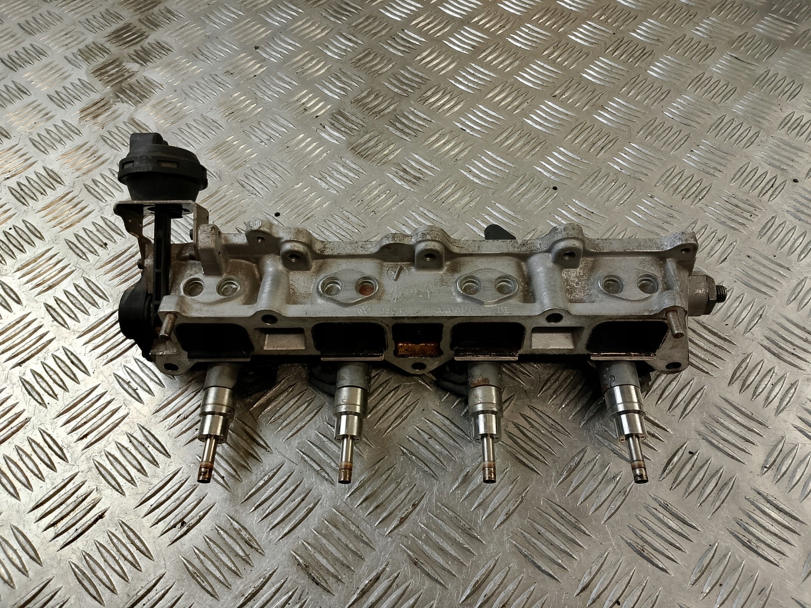 Saugrohr Unterteil + Einspritzdüse VW GOLF V 5 1.6 B 03C 133 204 AA