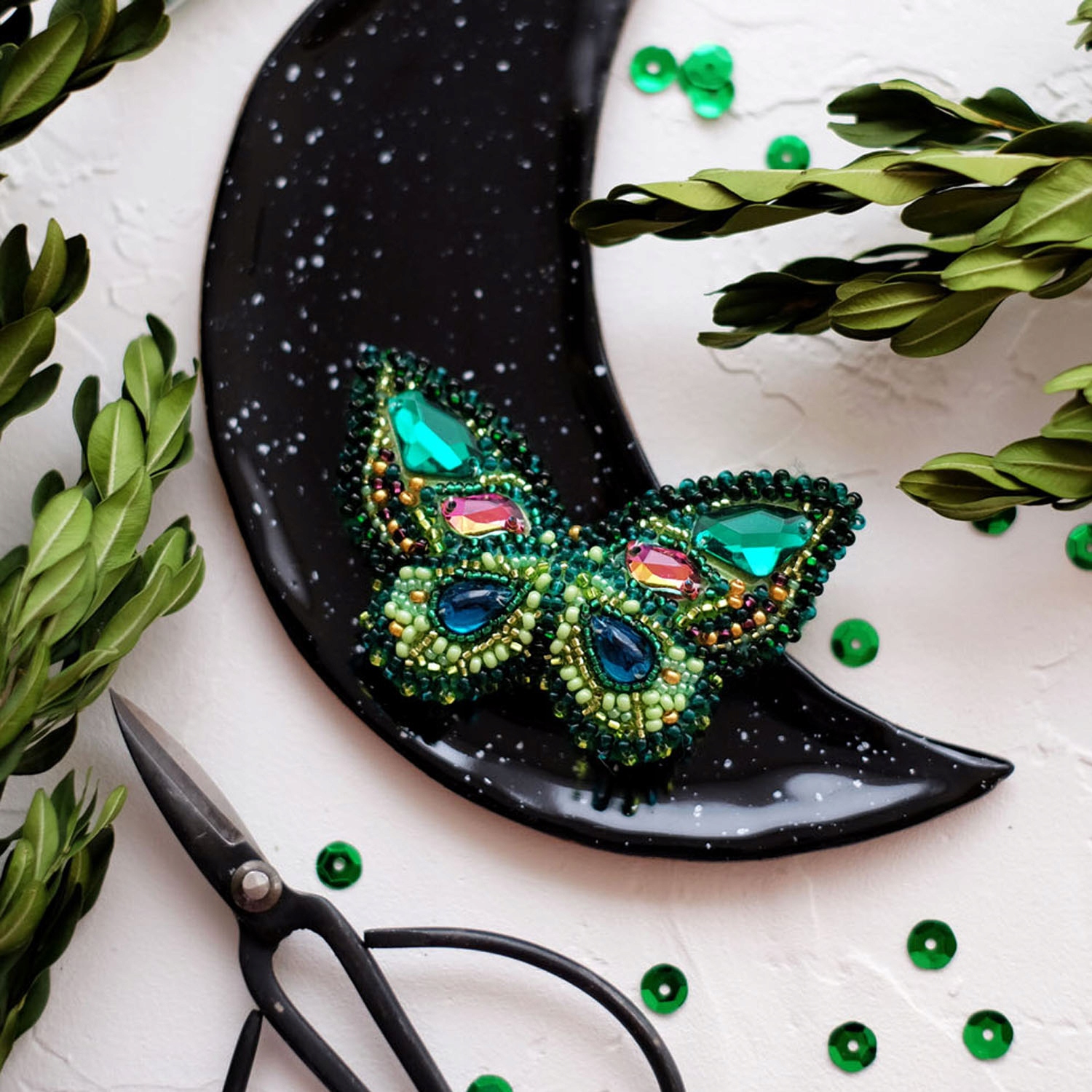 Vyšívací sada s korálky na šperky Brož Emerald August