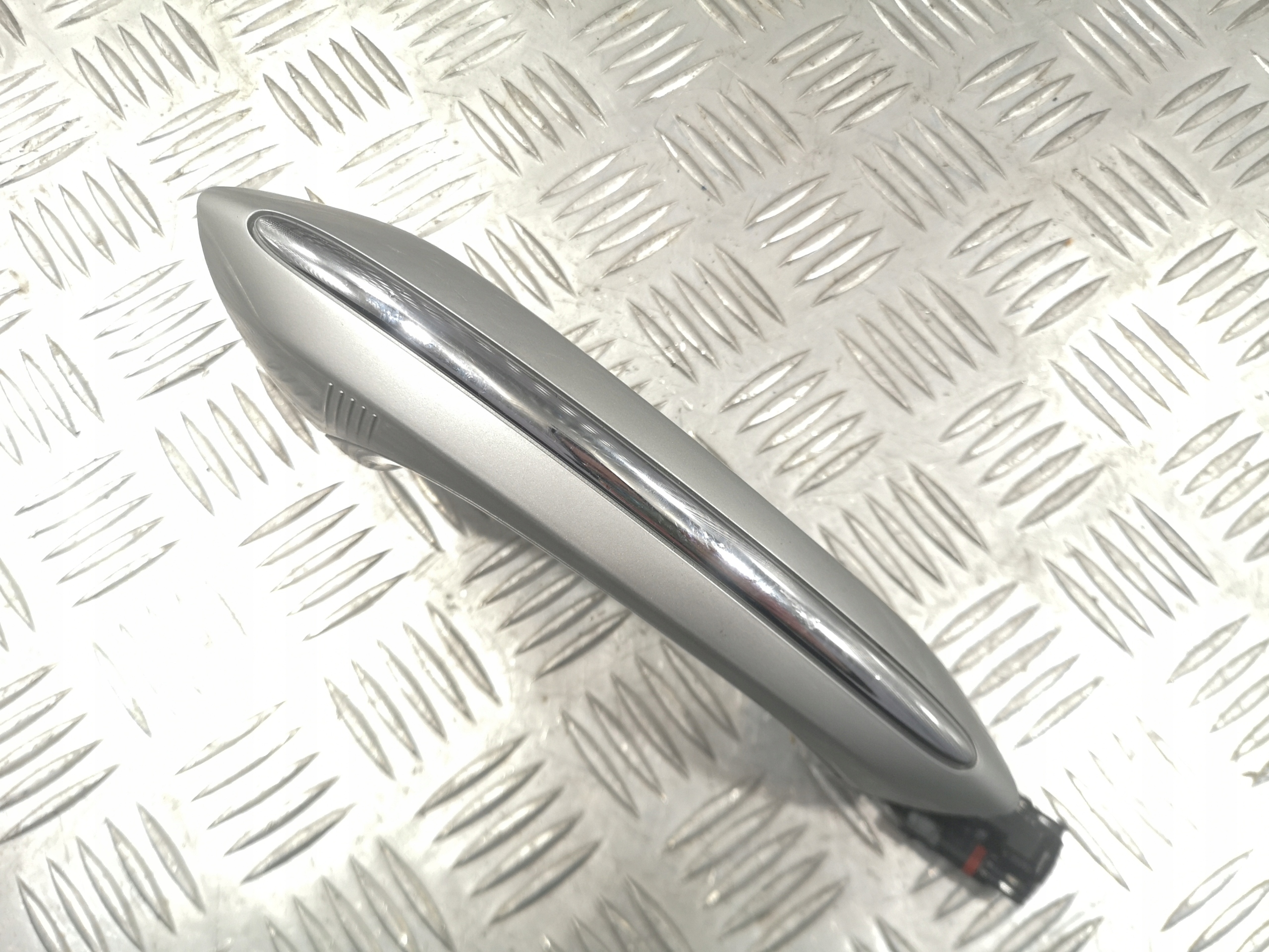 7310175 - Ручка двери левая KEYLESS LED BMW F01 F10 A83 EU