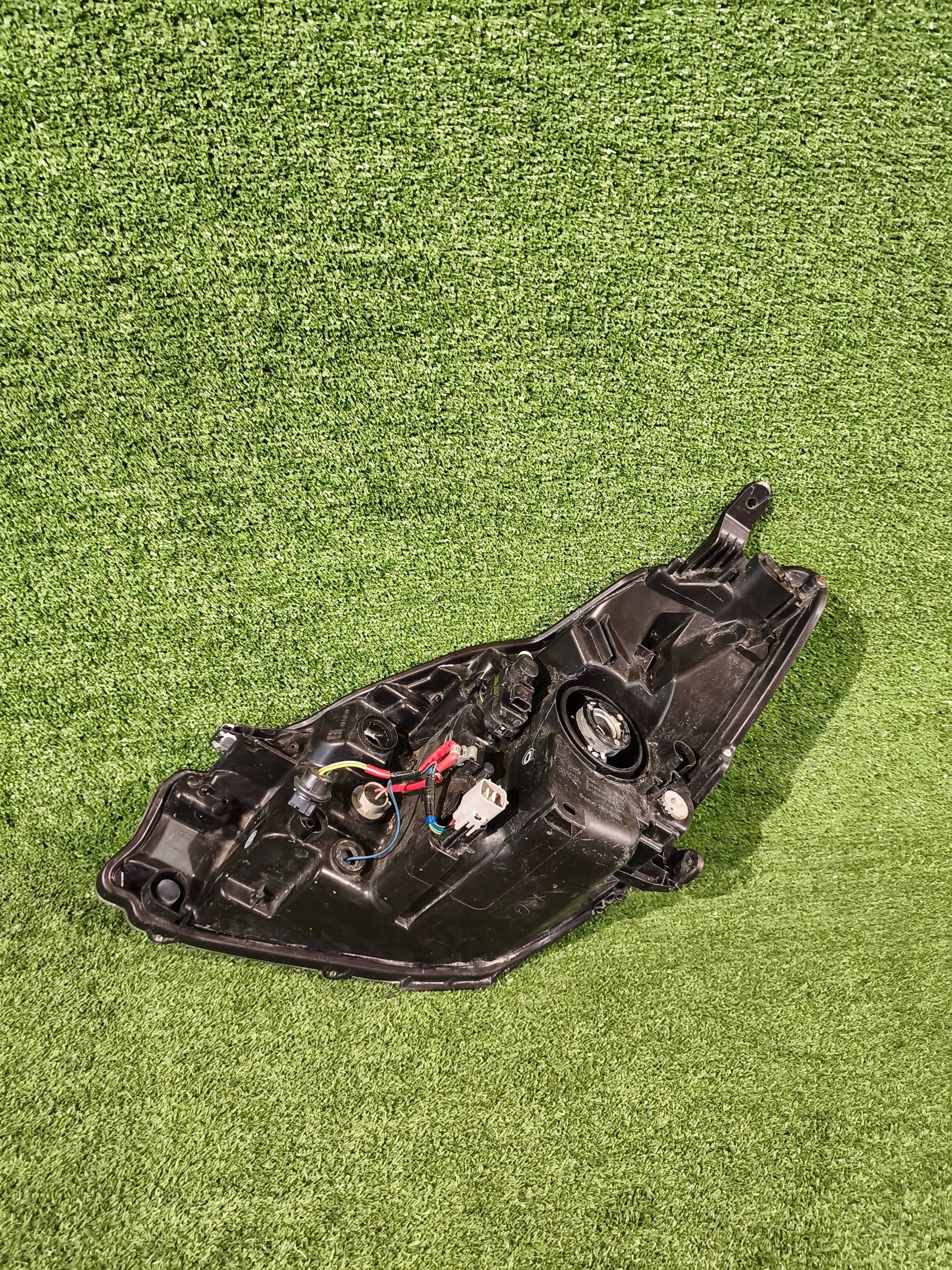 REFLEKTOR right front TOYOTA YARIS III 14- lens NR.R1375