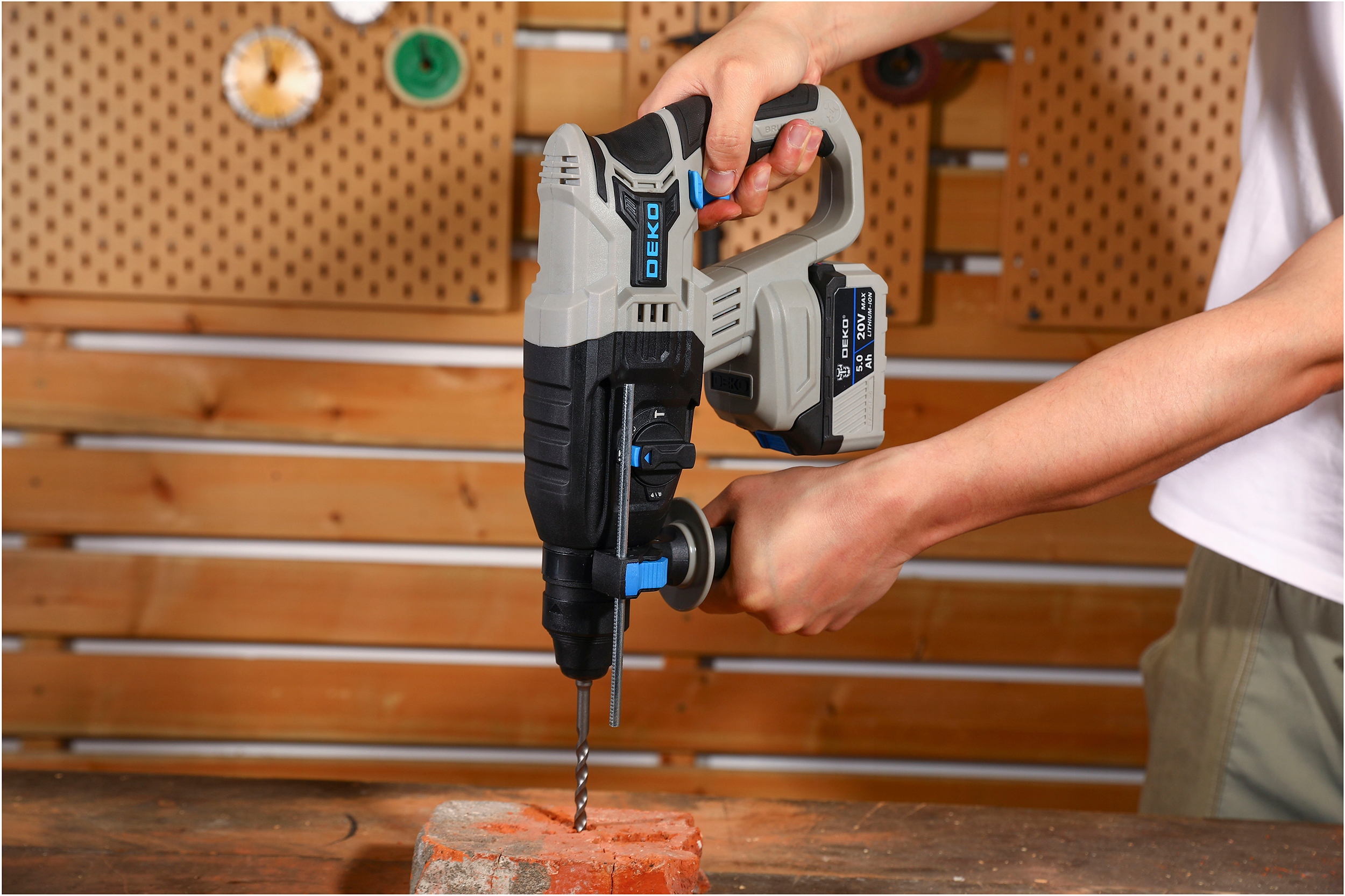 MŁOT UDAROWY MŁOTOWIERTARKA AKUMULATOROWA UDAR SDS+ AKU WIERTŁA DEKO 3J Zasilanie akumulatorowe