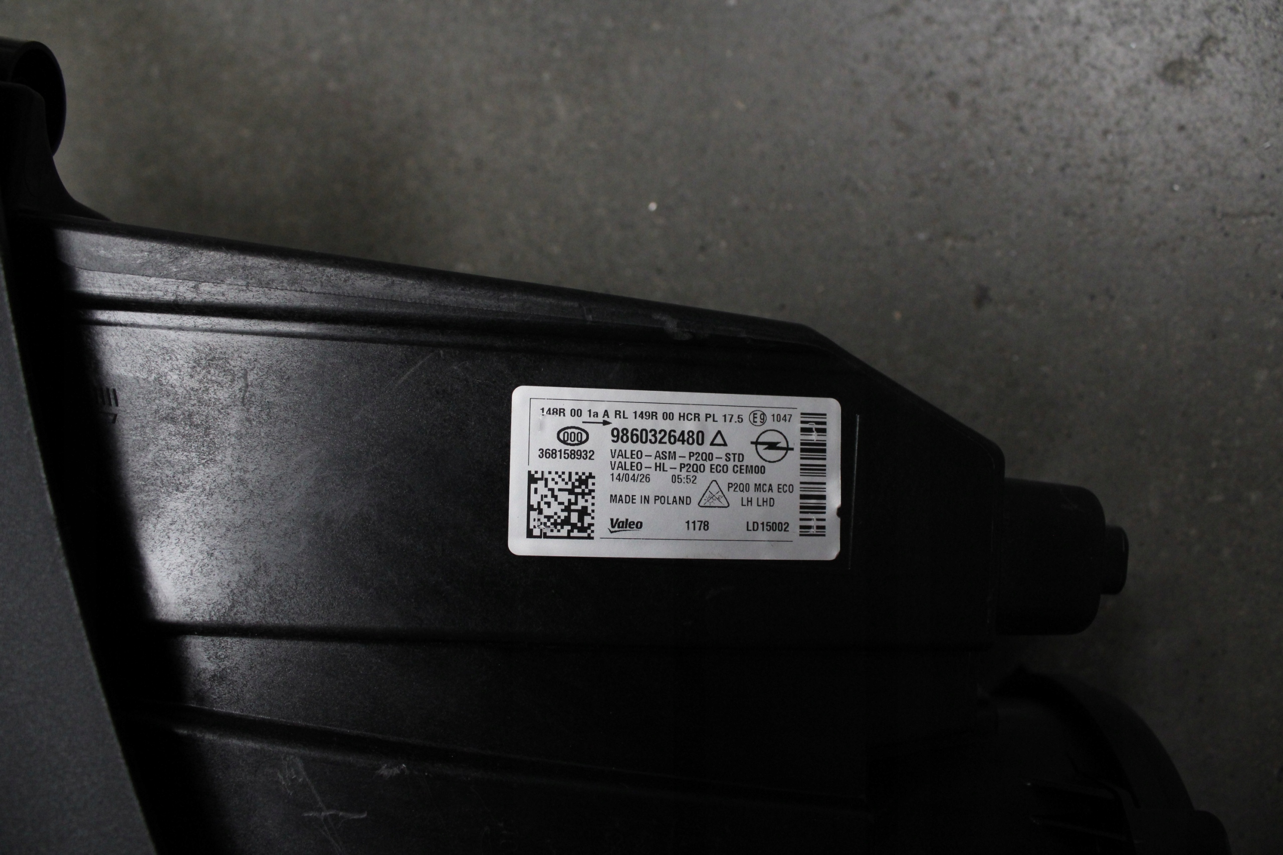 OPEL MOKKA B LIFT 24- REFLEKTOR left Z frame BLACK original 9860326480