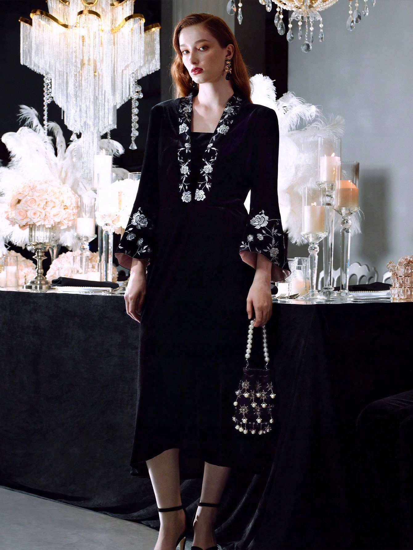 Šaty MIDI Sametová Mořská Panna S Rozevřenými Rukávy Černá Motf S 36