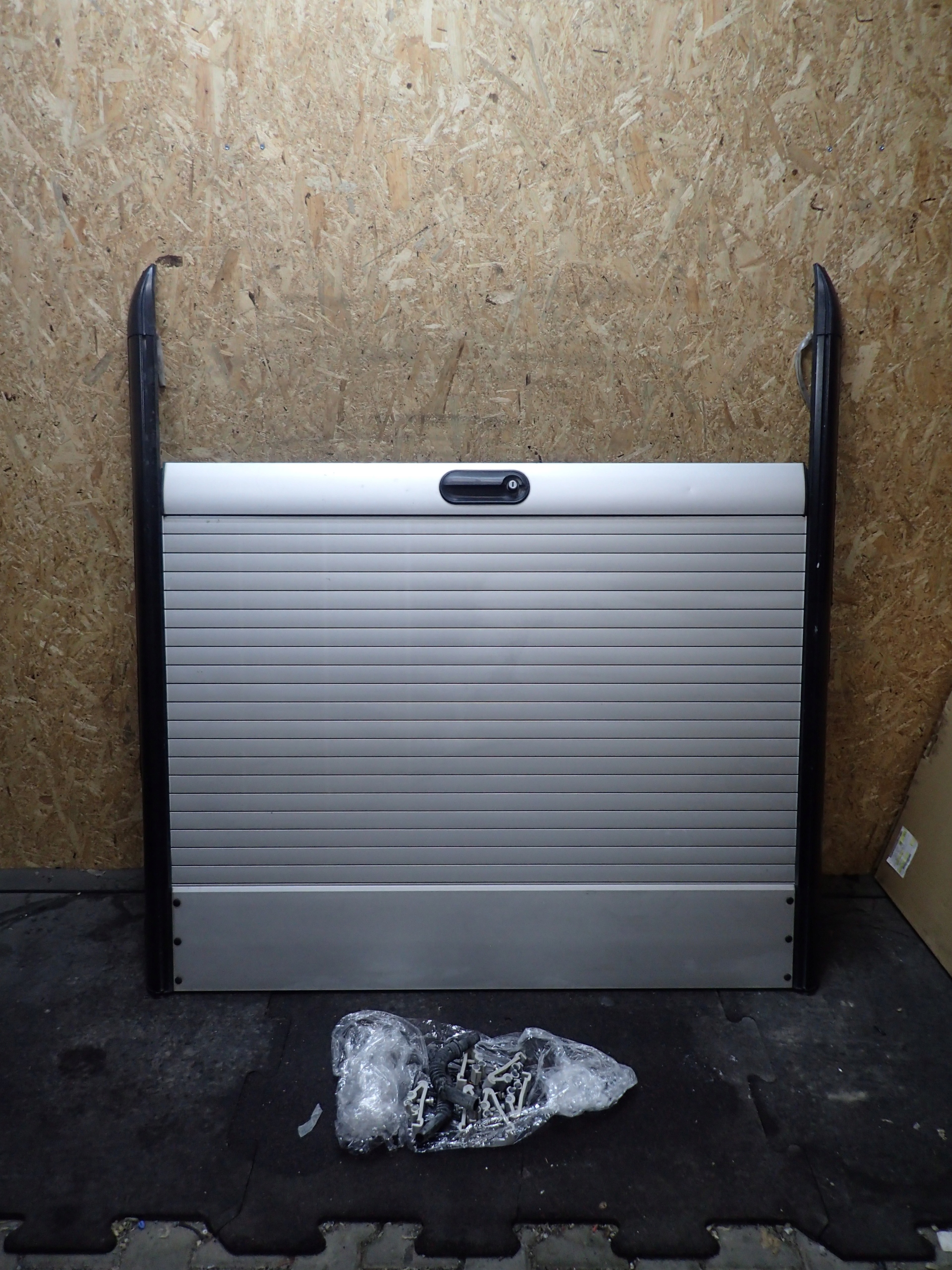 KLAPA ROLETA BAGAŻNIKA NISSAN NV300 150 NV 300 Numer katalogowy części KE853-4K40B/E582