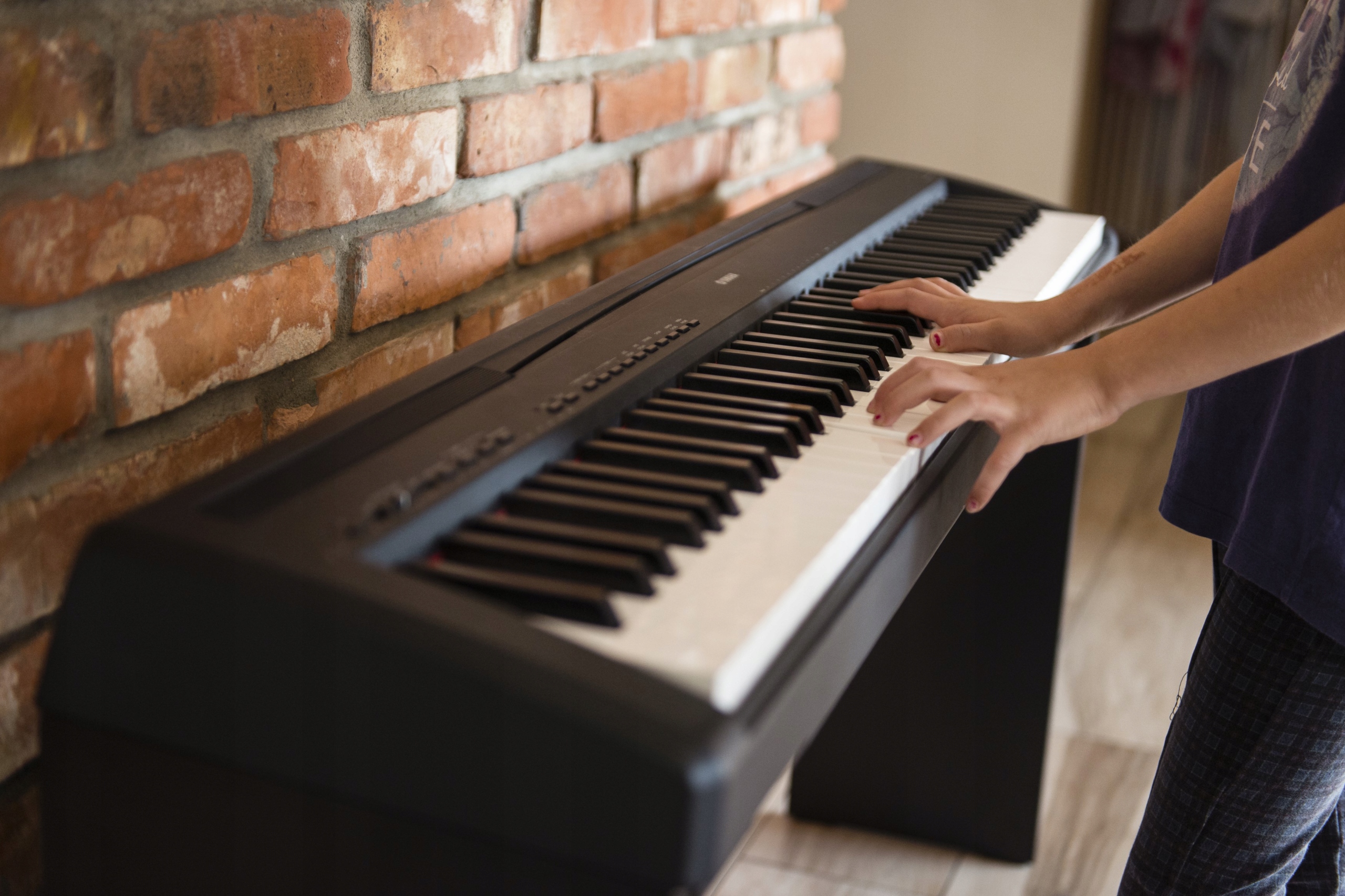 Statyw do pianina Roland FP-30 BIAŁY Wysokość maksymalna 67 cm