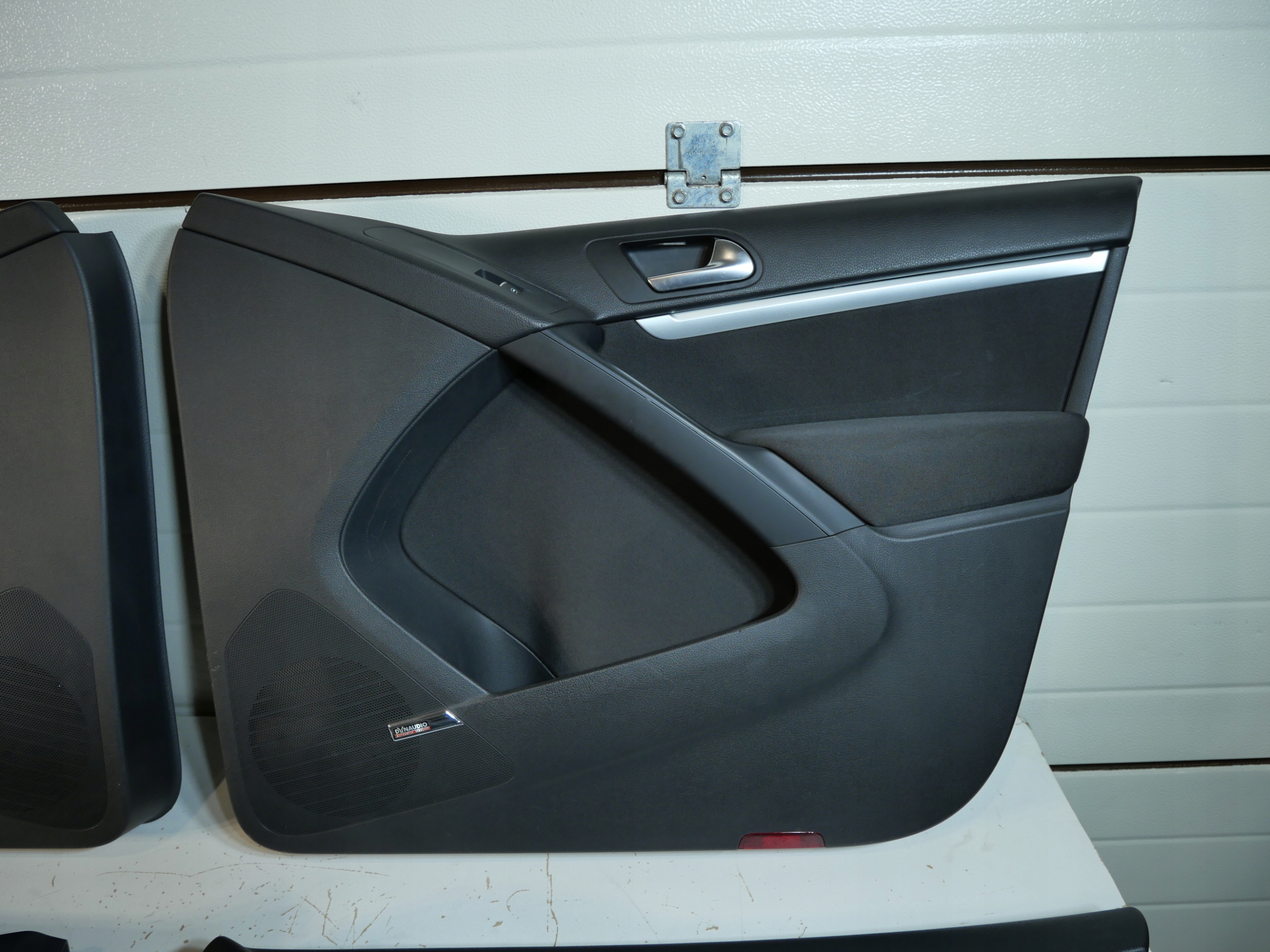 VW TIGUAN the centre side upholstery DYNAUDIO 4SZT
