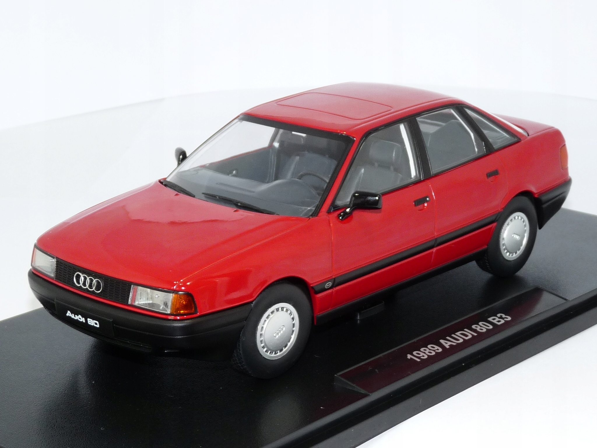 Audi 80 B3 (1989) 1:18 Triple9 1800343