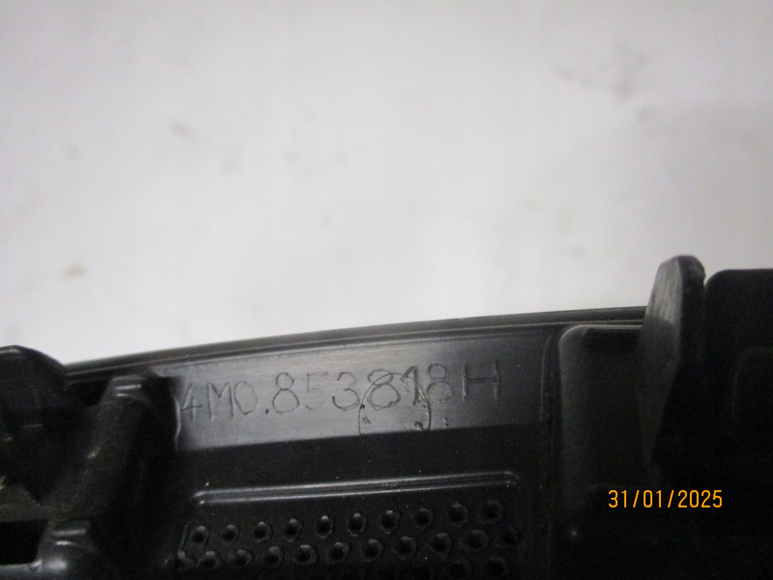 lista sárvédöt bal hátso AUDI Q7 4M0 4M0853818H