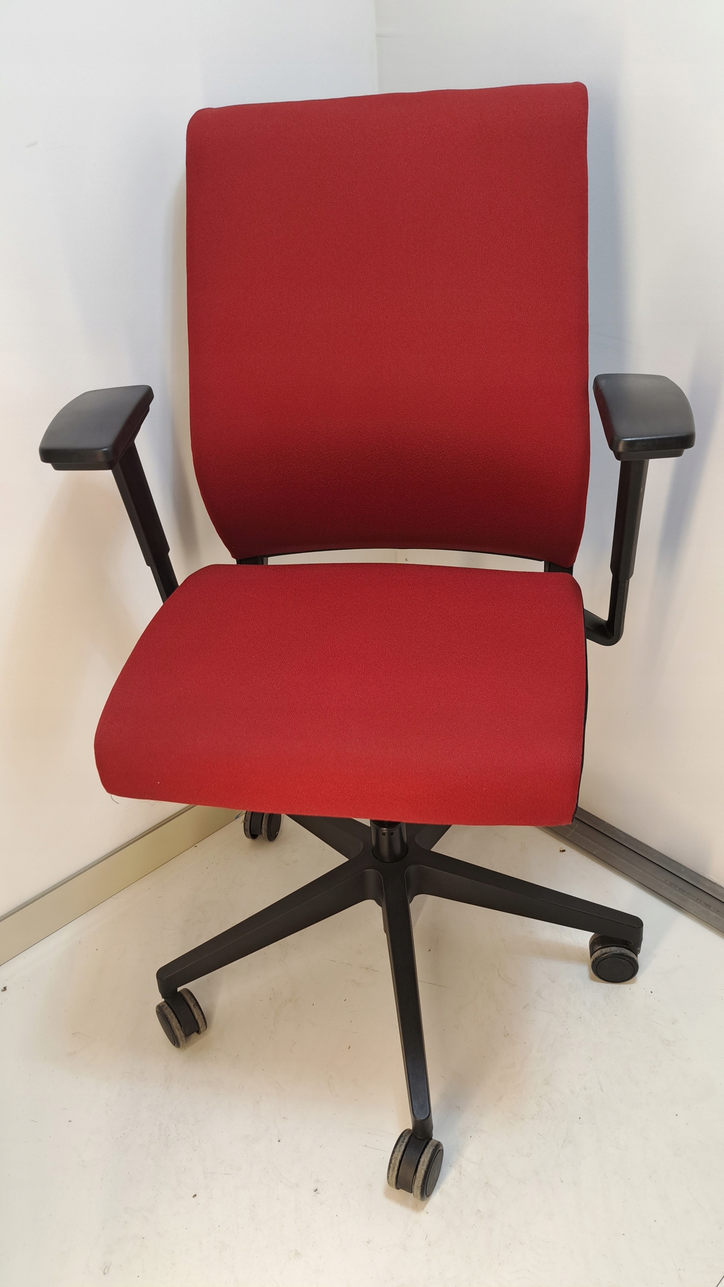 Fotel obrotowy Steelcase Think czerwony