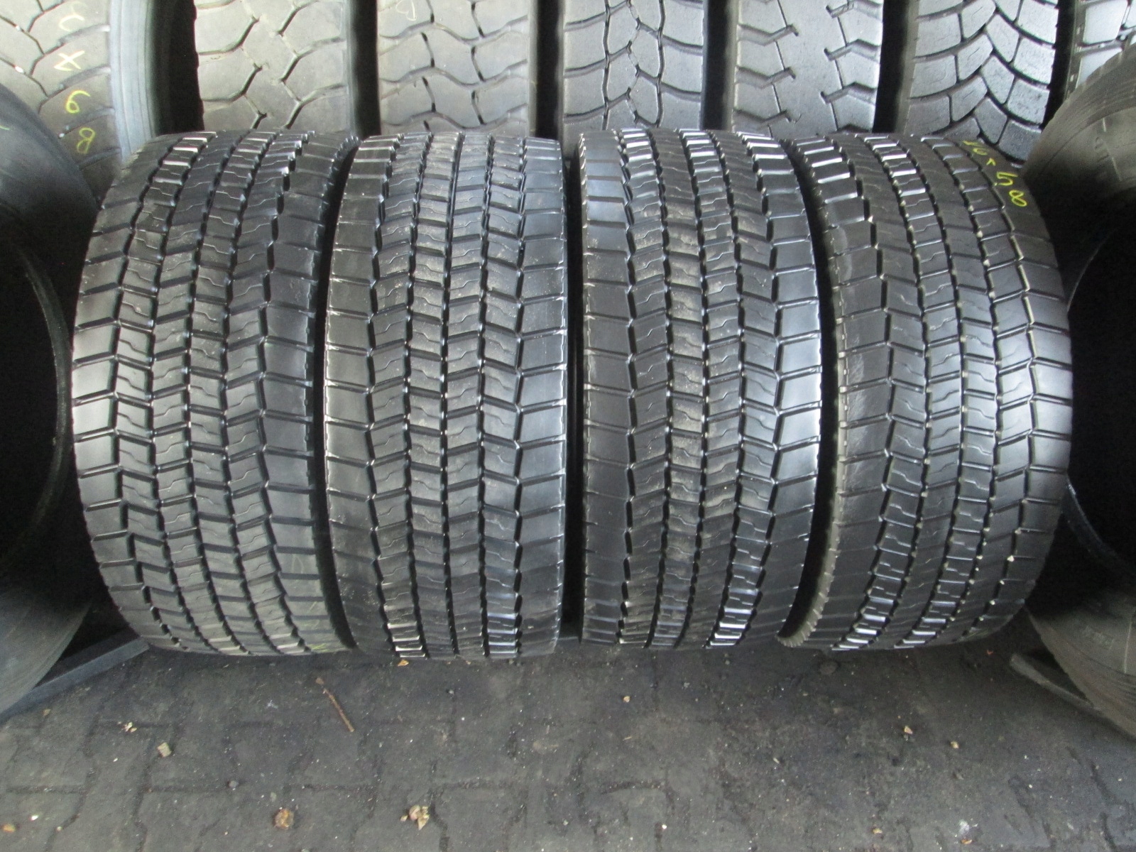 315 / 45r22.5 Bridgestone M749 4.шт шины привода