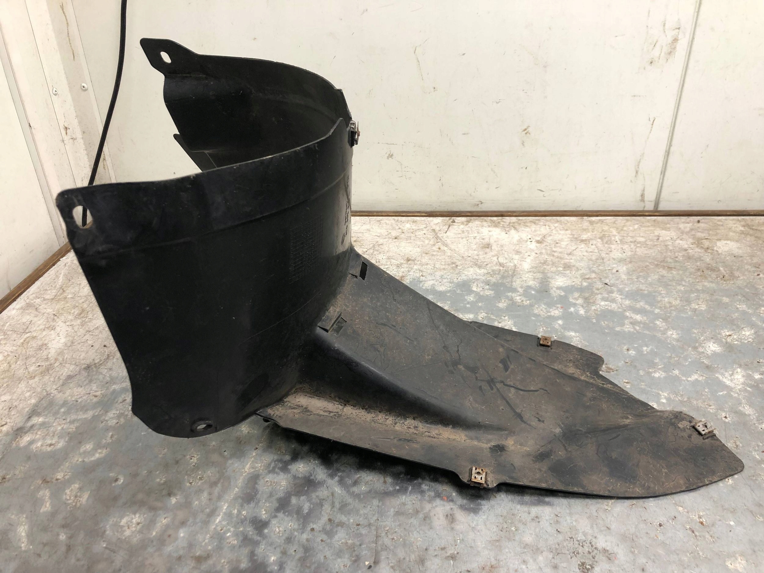 NOSEK NADKOLA right front VW PASSAT B6 3C0805912A
