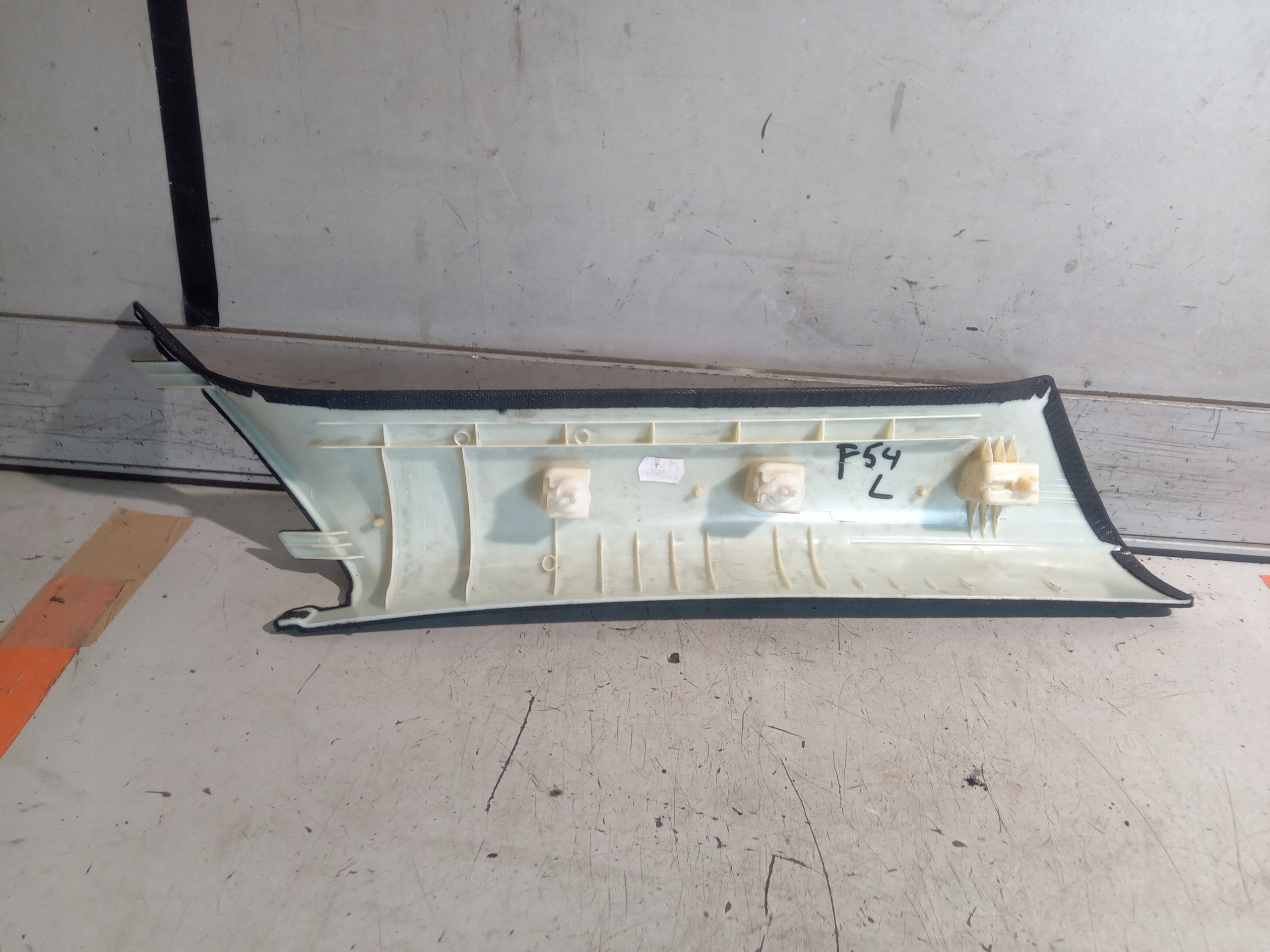 MINI CLUBMAN F54 накладка стойки слева 7349245