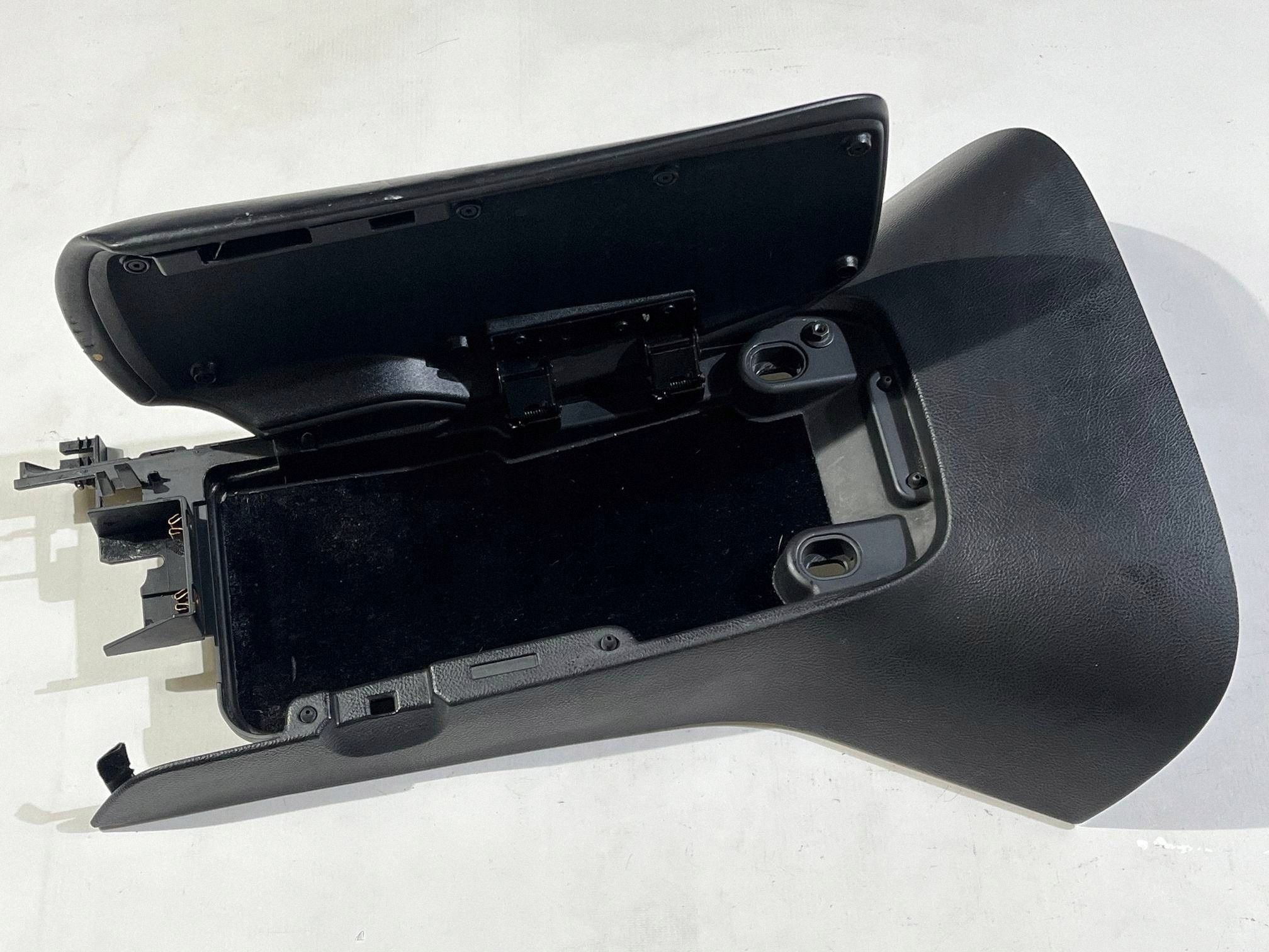 console central tunnel central armrest Chevrolet Corvette C6 2005